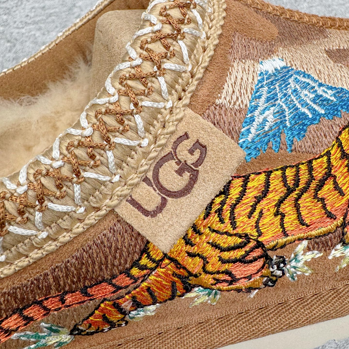 图片[15]-＃GX PALACE x UGG 7290 Tasman 小恶魔联名款柔软舒适低帮生活休闲鞋 男女同款 秋冬羊皮毛一体雪地靴 全鞋采用ZP同厂 隆丰A级澳洲进口羊皮毛一体 品牌代工厂生产线 完全遵循ZP工艺流程 代工厂原厂版师 秉承无原鞋不开发选择 注重每一处细节 市面最正版型 TREADLITE\\\”轻翼\\\”科技外底 轻便/耐用/柔韧/桩型【售后郑重承诺】一个月内若出现重大脱胶/断底等质量问题 直接为您换新！尺码：35 36 37 38 39 40 41 42 43 44 45-选品中心