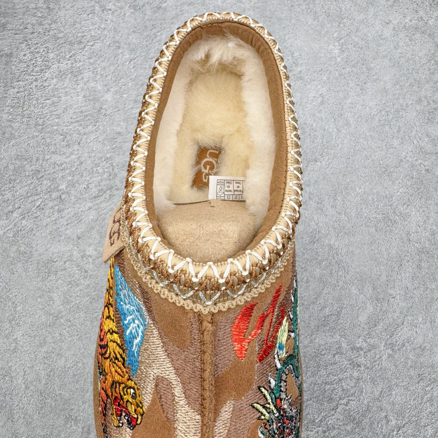 图片[5]-＃GX PALACE x UGG 7290 Tasman 小恶魔联名款柔软舒适低帮生活休闲鞋 男女同款 秋冬羊皮毛一体雪地靴 全鞋采用ZP同厂 隆丰A级澳洲进口羊皮毛一体 品牌代工厂生产线 完全遵循ZP工艺流程 代工厂原厂版师 秉承无原鞋不开发选择 注重每一处细节 市面最正版型 TREADLITE\\\”轻翼\\\”科技外底 轻便/耐用/柔韧/桩型【售后郑重承诺】一个月内若出现重大脱胶/断底等质量问题 直接为您换新！尺码：35 36 37 38 39 40 41 42 43 44 45-选品中心