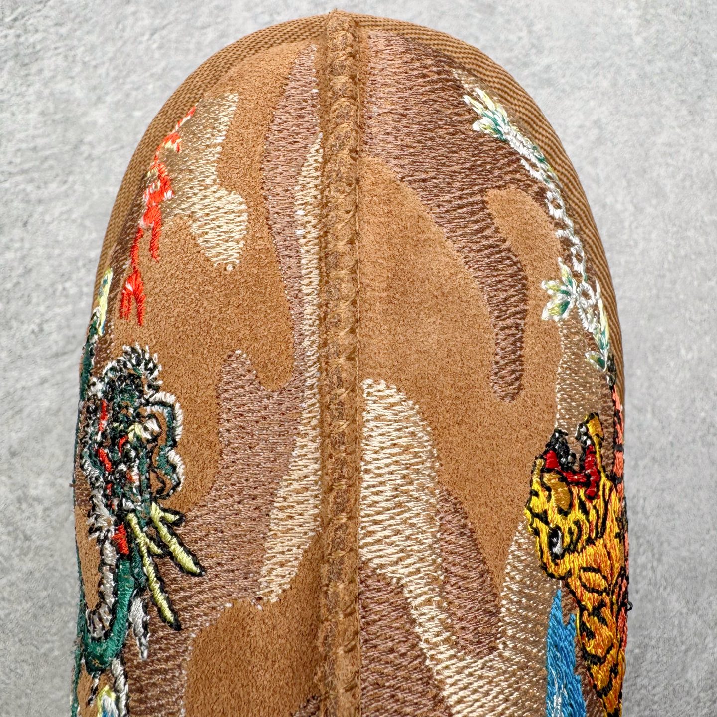 图片[13]-＃GX PALACE x UGG 7290 Tasman 小恶魔联名款柔软舒适低帮生活休闲鞋 男女同款 秋冬羊皮毛一体雪地靴 全鞋采用ZP同厂 隆丰A级澳洲进口羊皮毛一体 品牌代工厂生产线 完全遵循ZP工艺流程 代工厂原厂版师 秉承无原鞋不开发选择 注重每一处细节 市面最正版型 TREADLITE\\\”轻翼\\\”科技外底 轻便/耐用/柔韧/桩型【售后郑重承诺】一个月内若出现重大脱胶/断底等质量问题 直接为您换新！尺码：35 36 37 38 39 40 41 42 43 44 45-选品中心