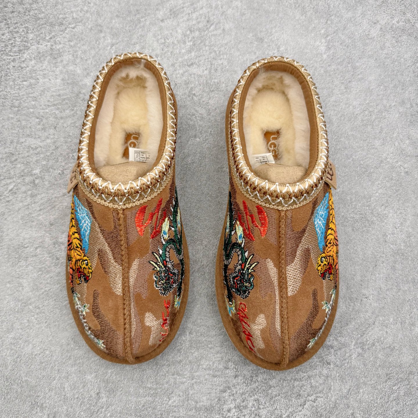 图片[2]-＃GX PALACE x UGG 7290 Tasman 小恶魔联名款柔软舒适低帮生活休闲鞋 男女同款 秋冬羊皮毛一体雪地靴 全鞋采用ZP同厂 隆丰A级澳洲进口羊皮毛一体 品牌代工厂生产线 完全遵循ZP工艺流程 代工厂原厂版师 秉承无原鞋不开发选择 注重每一处细节 市面最正版型 TREADLITE\\\”轻翼\\\”科技外底 轻便/耐用/柔韧/桩型【售后郑重承诺】一个月内若出现重大脱胶/断底等质量问题 直接为您换新！尺码：35 36 37 38 39 40 41 42 43 44 45-选品中心