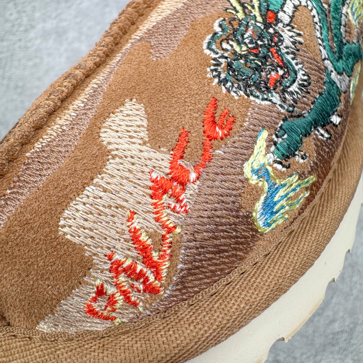 图片[11]-＃GX PALACE x UGG 7290 Tasman 小恶魔联名款柔软舒适低帮生活休闲鞋 男女同款 秋冬羊皮毛一体雪地靴 全鞋采用ZP同厂 隆丰A级澳洲进口羊皮毛一体 品牌代工厂生产线 完全遵循ZP工艺流程 代工厂原厂版师 秉承无原鞋不开发选择 注重每一处细节 市面最正版型 TREADLITE\\\”轻翼\\\”科技外底 轻便/耐用/柔韧/桩型【售后郑重承诺】一个月内若出现重大脱胶/断底等质量问题 直接为您换新！尺码：35 36 37 38 39 40 41 42 43 44 45-选品中心