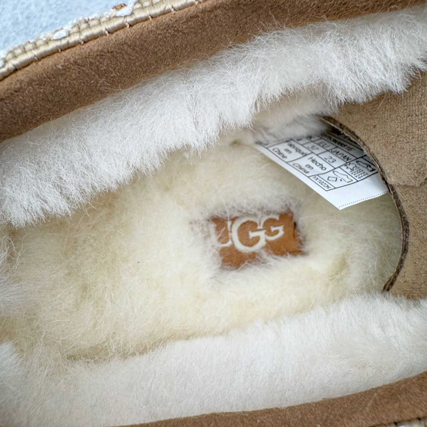 图片[10]-＃GX PALACE x UGG 7290 Tasman 小恶魔联名款柔软舒适低帮生活休闲鞋 男女同款 秋冬羊皮毛一体雪地靴 全鞋采用ZP同厂 隆丰A级澳洲进口羊皮毛一体 品牌代工厂生产线 完全遵循ZP工艺流程 代工厂原厂版师 秉承无原鞋不开发选择 注重每一处细节 市面最正版型 TREADLITE\\\”轻翼\\\”科技外底 轻便/耐用/柔韧/桩型【售后郑重承诺】一个月内若出现重大脱胶/断底等质量问题 直接为您换新！尺码：35 36 37 38 39 40 41 42 43 44 45-选品中心