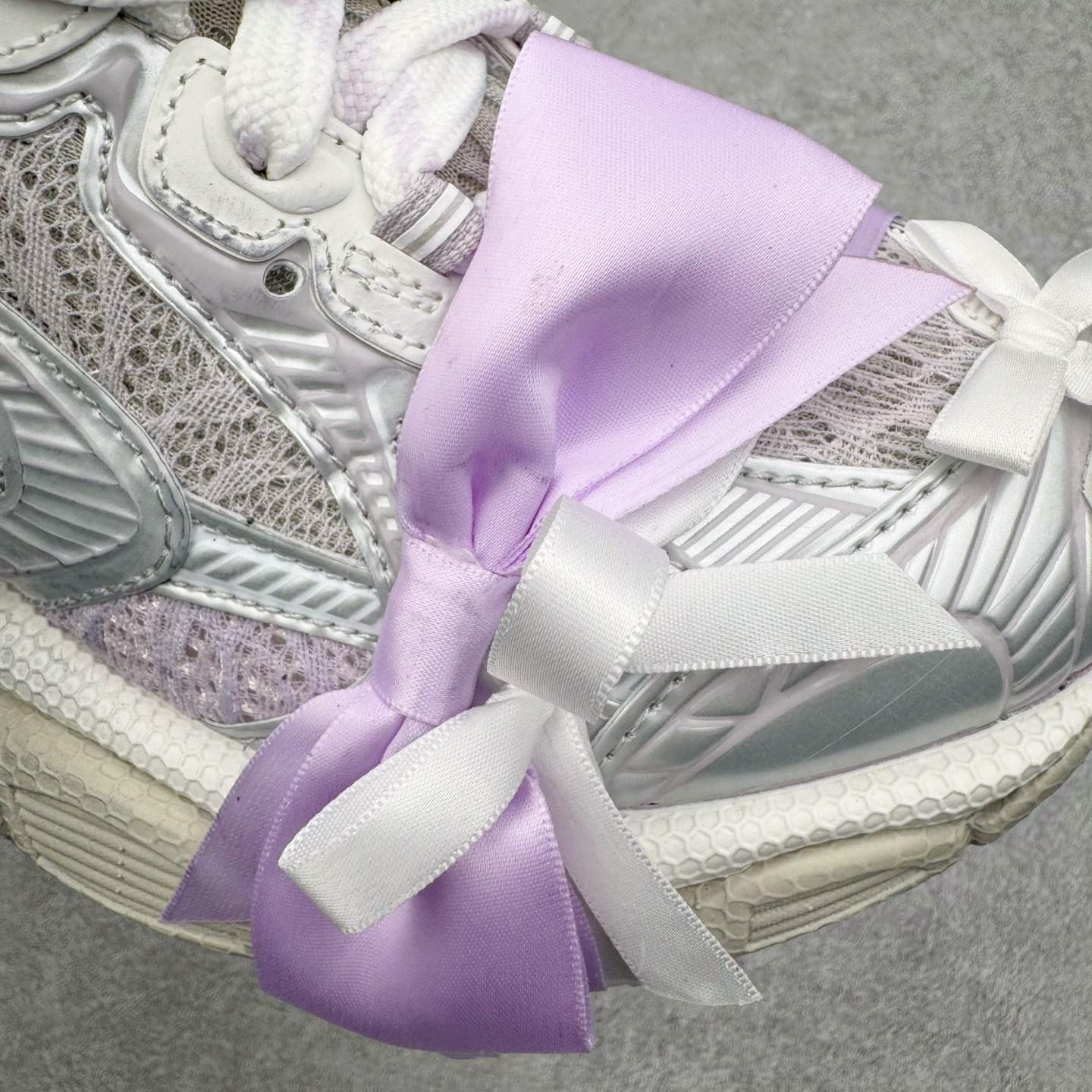 图片[20]-＃VG零售版 BALENCIAGA 3XL Sneakers 巴黎世家十代网布系带低帮走秀复古老爹鞋包头拖鞋半拖 蕾丝蝴蝶结 全套原纸板楦头开发 最原汁原味的灵魂版型 全鞋荧光划线卡点 胶水把控整洁度追求极致完美 每一双都是工艺品 多重QC质检 超越公司货的品控标准 实实在在的免检产品 原盒原配 正确字体电绣 粗细、位置、大小正确 侧边TPU 透气孔匹配意产原版 正确分离大底 TPU软底 原版一致大底LOGO 立体感十足 原厂皮料水洗做旧 采购原厂网纱 不含皮革 网布材料和聚氨酯 磨损效果 鞋头边缘和后帮 Balenciaga 徽标 鞋面和后跟凸印尺码 鞋舌 3XL 橡胶品牌标识和反光细节 鞋帮拉袢和鞋舌拉祥 配反光细节 备用鞋带在鞋履前侧 可在穿着前取下 便于不同造型搭配 正常尺码 尺码：35 36 37 38 39 40 41 42 43 44 45 46-选品中心