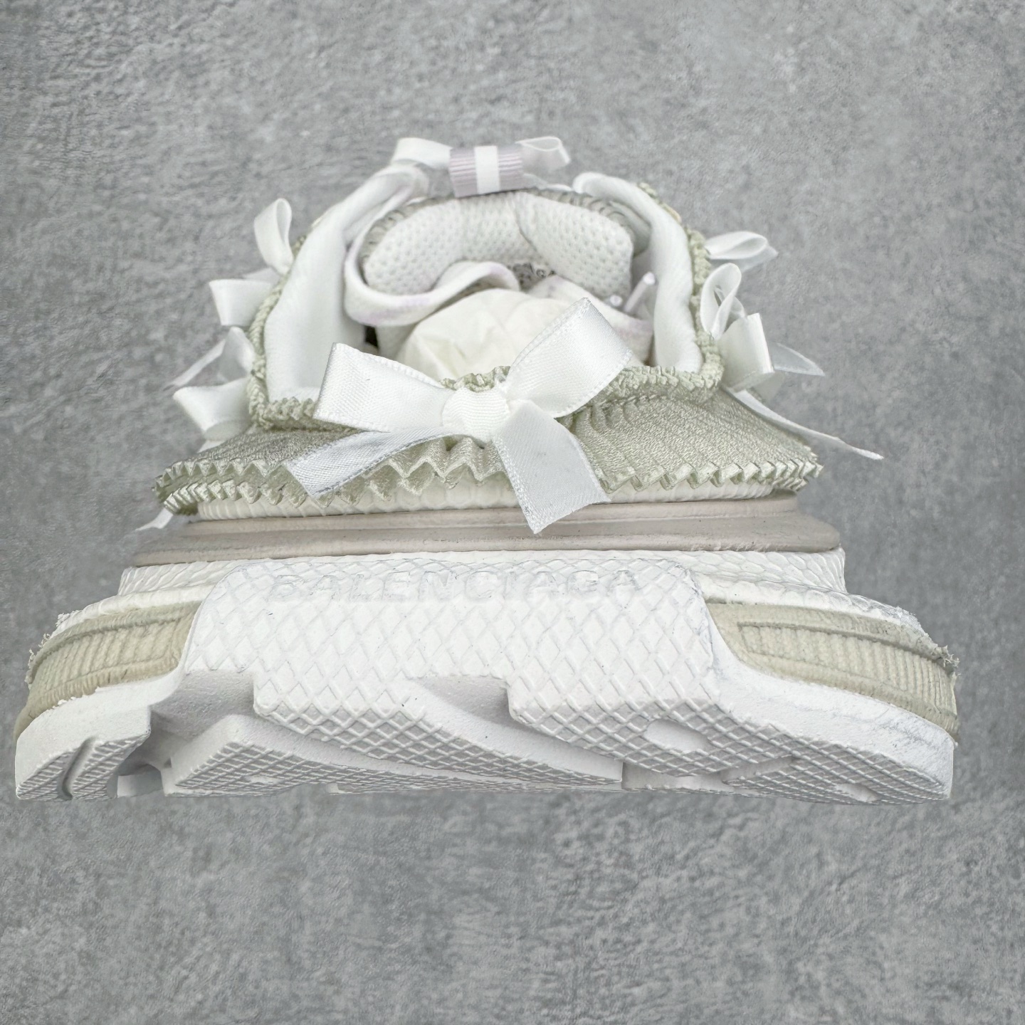 图片[8]-＃VG零售版 BALENCIAGA 3XL Sneakers 巴黎世家十代网布系带低帮走秀复古老爹鞋包头拖鞋半拖 蕾丝蝴蝶结 全套原纸板楦头开发 最原汁原味的灵魂版型 全鞋荧光划线卡点 胶水把控整洁度追求极致完美 每一双都是工艺品 多重QC质检 超越公司货的品控标准 实实在在的免检产品 原盒原配 正确字体电绣 粗细、位置、大小正确 侧边TPU 透气孔匹配意产原版 正确分离大底 TPU软底 原版一致大底LOGO 立体感十足 原厂皮料水洗做旧 采购原厂网纱 不含皮革 网布材料和聚氨酯 磨损效果 鞋头边缘和后帮 Balenciaga 徽标 鞋面和后跟凸印尺码 鞋舌 3XL 橡胶品牌标识和反光细节 鞋帮拉袢和鞋舌拉祥 配反光细节 备用鞋带在鞋履前侧 可在穿着前取下 便于不同造型搭配 正常尺码 尺码：35 36 37 38 39 40 41 42 43 44 45 46-选品中心