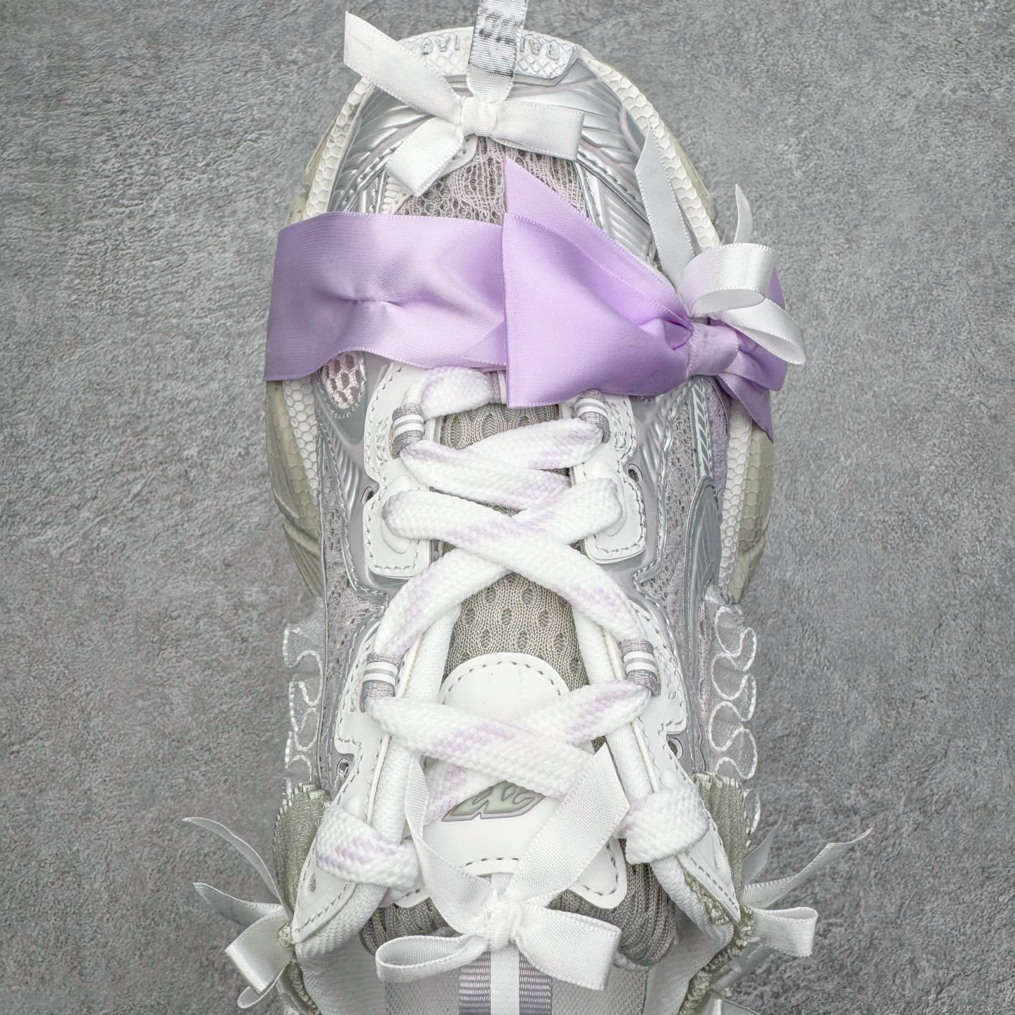 图片[4]-＃VG零售版 BALENCIAGA 3XL Sneakers 巴黎世家十代网布系带低帮走秀复古老爹鞋包头拖鞋半拖 蕾丝蝴蝶结 全套原纸板楦头开发 最原汁原味的灵魂版型 全鞋荧光划线卡点 胶水把控整洁度追求极致完美 每一双都是工艺品 多重QC质检 超越公司货的品控标准 实实在在的免检产品 原盒原配 正确字体电绣 粗细、位置、大小正确 侧边TPU 透气孔匹配意产原版 正确分离大底 TPU软底 原版一致大底LOGO 立体感十足 原厂皮料水洗做旧 采购原厂网纱 不含皮革 网布材料和聚氨酯 磨损效果 鞋头边缘和后帮 Balenciaga 徽标 鞋面和后跟凸印尺码 鞋舌 3XL 橡胶品牌标识和反光细节 鞋帮拉袢和鞋舌拉祥 配反光细节 备用鞋带在鞋履前侧 可在穿着前取下 便于不同造型搭配 正常尺码 尺码：35 36 37 38 39 40 41 42 43 44 45 46-选品中心