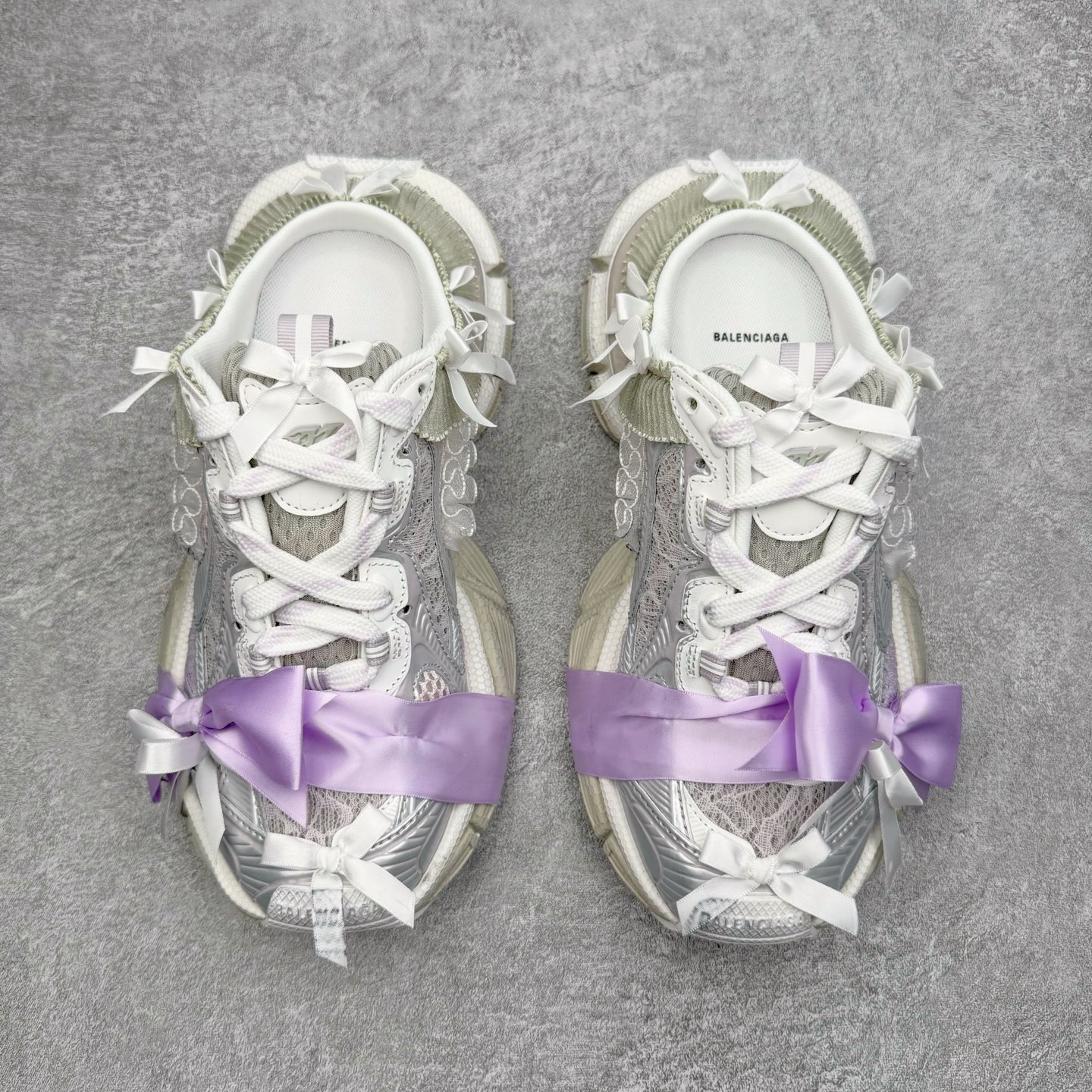 图片[2]-＃VG零售版 BALENCIAGA 3XL Sneakers 巴黎世家十代网布系带低帮走秀复古老爹鞋包头拖鞋半拖 蕾丝蝴蝶结 全套原纸板楦头开发 最原汁原味的灵魂版型 全鞋荧光划线卡点 胶水把控整洁度追求极致完美 每一双都是工艺品 多重QC质检 超越公司货的品控标准 实实在在的免检产品 原盒原配 正确字体电绣 粗细、位置、大小正确 侧边TPU 透气孔匹配意产原版 正确分离大底 TPU软底 原版一致大底LOGO 立体感十足 原厂皮料水洗做旧 采购原厂网纱 不含皮革 网布材料和聚氨酯 磨损效果 鞋头边缘和后帮 Balenciaga 徽标 鞋面和后跟凸印尺码 鞋舌 3XL 橡胶品牌标识和反光细节 鞋帮拉袢和鞋舌拉祥 配反光细节 备用鞋带在鞋履前侧 可在穿着前取下 便于不同造型搭配 正常尺码 尺码：35 36 37 38 39 40 41 42 43 44 45 46-选品中心