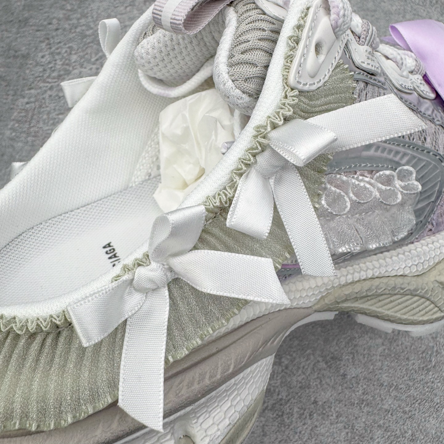 图片[15]-＃VG零售版 BALENCIAGA 3XL Sneakers 巴黎世家十代网布系带低帮走秀复古老爹鞋包头拖鞋半拖 蕾丝蝴蝶结 全套原纸板楦头开发 最原汁原味的灵魂版型 全鞋荧光划线卡点 胶水把控整洁度追求极致完美 每一双都是工艺品 多重QC质检 超越公司货的品控标准 实实在在的免检产品 原盒原配 正确字体电绣 粗细、位置、大小正确 侧边TPU 透气孔匹配意产原版 正确分离大底 TPU软底 原版一致大底LOGO 立体感十足 原厂皮料水洗做旧 采购原厂网纱 不含皮革 网布材料和聚氨酯 磨损效果 鞋头边缘和后帮 Balenciaga 徽标 鞋面和后跟凸印尺码 鞋舌 3XL 橡胶品牌标识和反光细节 鞋帮拉袢和鞋舌拉祥 配反光细节 备用鞋带在鞋履前侧 可在穿着前取下 便于不同造型搭配 正常尺码 尺码：35 36 37 38 39 40 41 42 43 44 45 46-选品中心