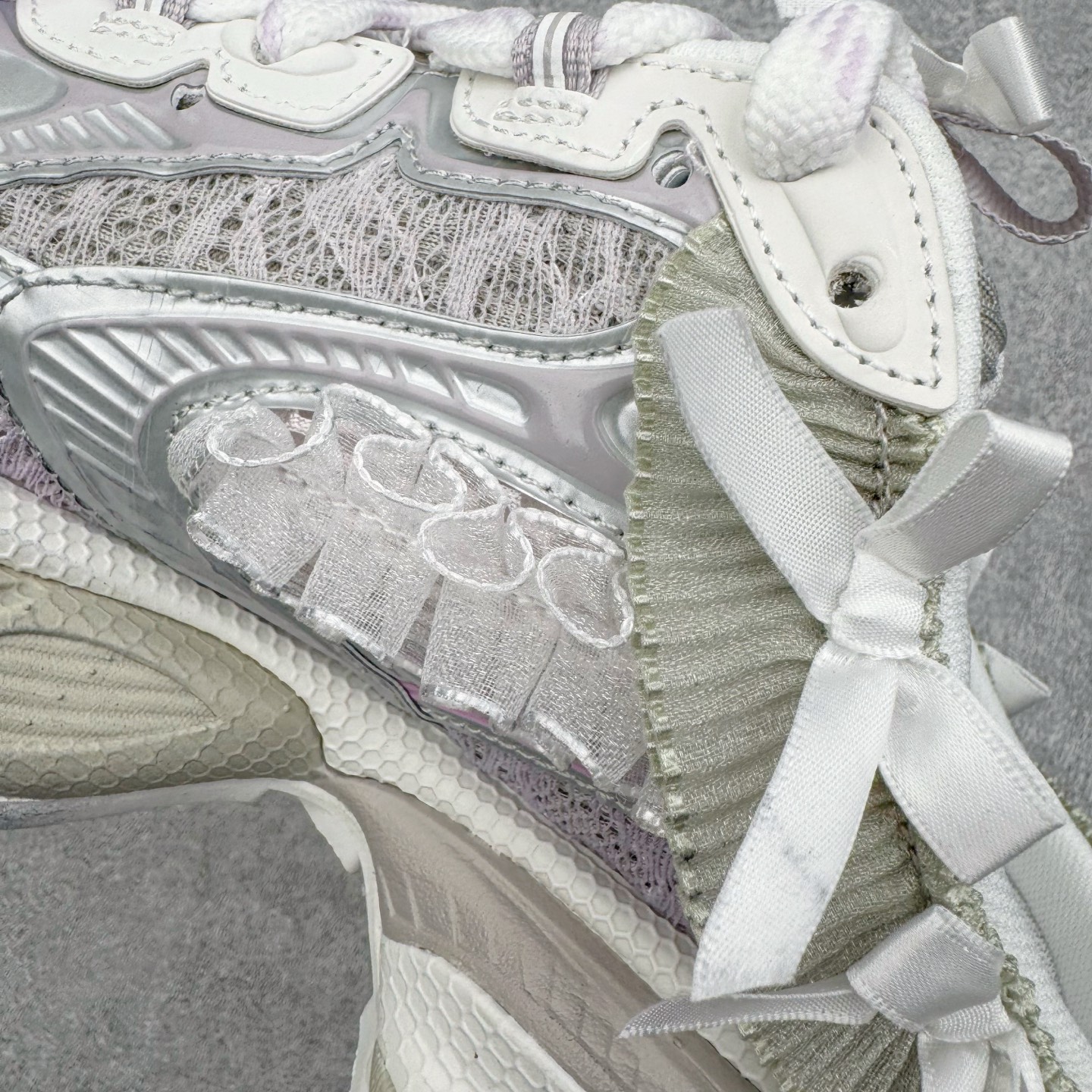 图片[13]-＃VG零售版 BALENCIAGA 3XL Sneakers 巴黎世家十代网布系带低帮走秀复古老爹鞋包头拖鞋半拖 蕾丝蝴蝶结 全套原纸板楦头开发 最原汁原味的灵魂版型 全鞋荧光划线卡点 胶水把控整洁度追求极致完美 每一双都是工艺品 多重QC质检 超越公司货的品控标准 实实在在的免检产品 原盒原配 正确字体电绣 粗细、位置、大小正确 侧边TPU 透气孔匹配意产原版 正确分离大底 TPU软底 原版一致大底LOGO 立体感十足 原厂皮料水洗做旧 采购原厂网纱 不含皮革 网布材料和聚氨酯 磨损效果 鞋头边缘和后帮 Balenciaga 徽标 鞋面和后跟凸印尺码 鞋舌 3XL 橡胶品牌标识和反光细节 鞋帮拉袢和鞋舌拉祥 配反光细节 备用鞋带在鞋履前侧 可在穿着前取下 便于不同造型搭配 正常尺码 尺码：35 36 37 38 39 40 41 42 43 44 45 46-选品中心