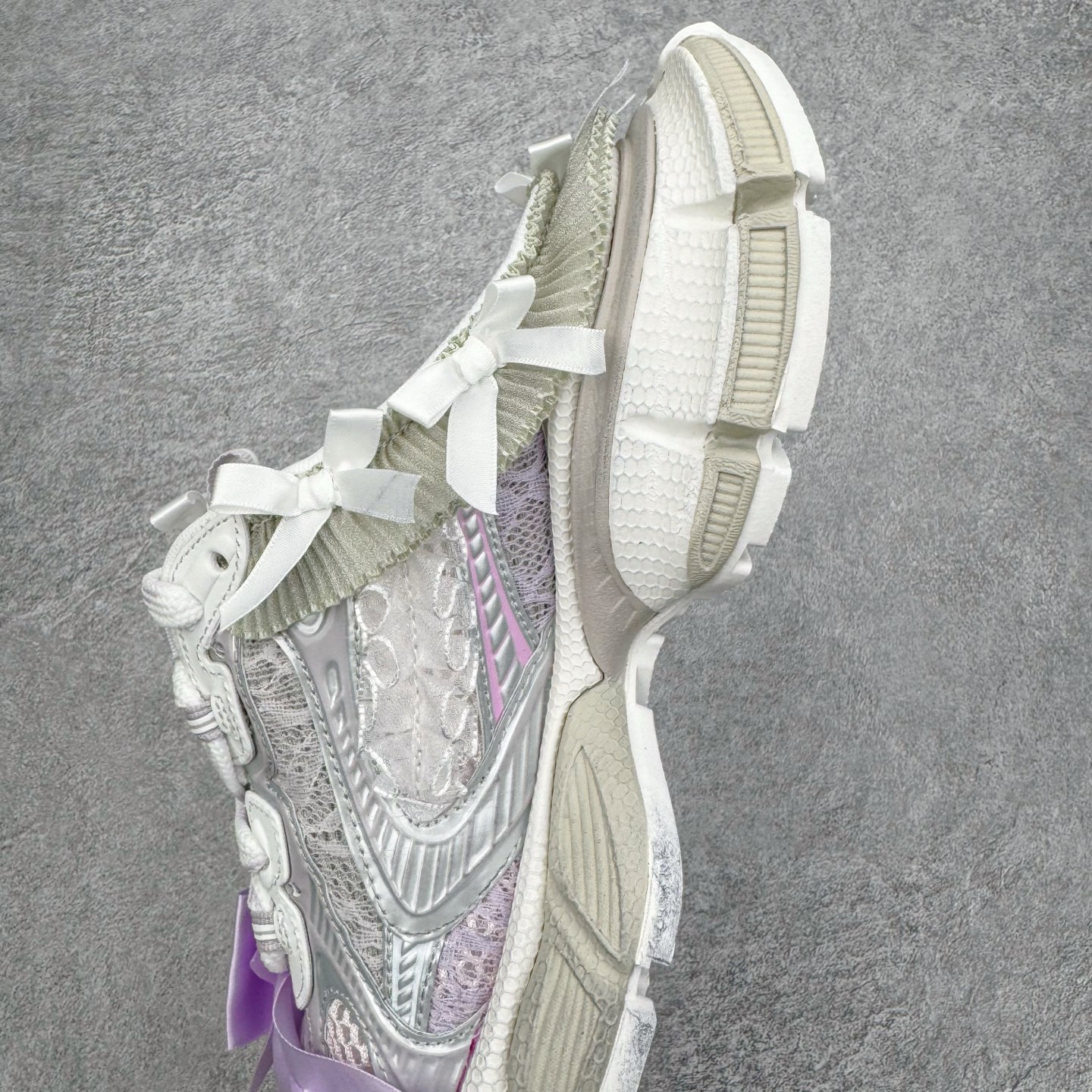 图片[6]-＃VG零售版 BALENCIAGA 3XL Sneakers 巴黎世家十代网布系带低帮走秀复古老爹鞋包头拖鞋半拖 蕾丝蝴蝶结 全套原纸板楦头开发 最原汁原味的灵魂版型 全鞋荧光划线卡点 胶水把控整洁度追求极致完美 每一双都是工艺品 多重QC质检 超越公司货的品控标准 实实在在的免检产品 原盒原配 正确字体电绣 粗细、位置、大小正确 侧边TPU 透气孔匹配意产原版 正确分离大底 TPU软底 原版一致大底LOGO 立体感十足 原厂皮料水洗做旧 采购原厂网纱 不含皮革 网布材料和聚氨酯 磨损效果 鞋头边缘和后帮 Balenciaga 徽标 鞋面和后跟凸印尺码 鞋舌 3XL 橡胶品牌标识和反光细节 鞋帮拉袢和鞋舌拉祥 配反光细节 备用鞋带在鞋履前侧 可在穿着前取下 便于不同造型搭配 正常尺码 尺码：35 36 37 38 39 40 41 42 43 44 45 46-选品中心