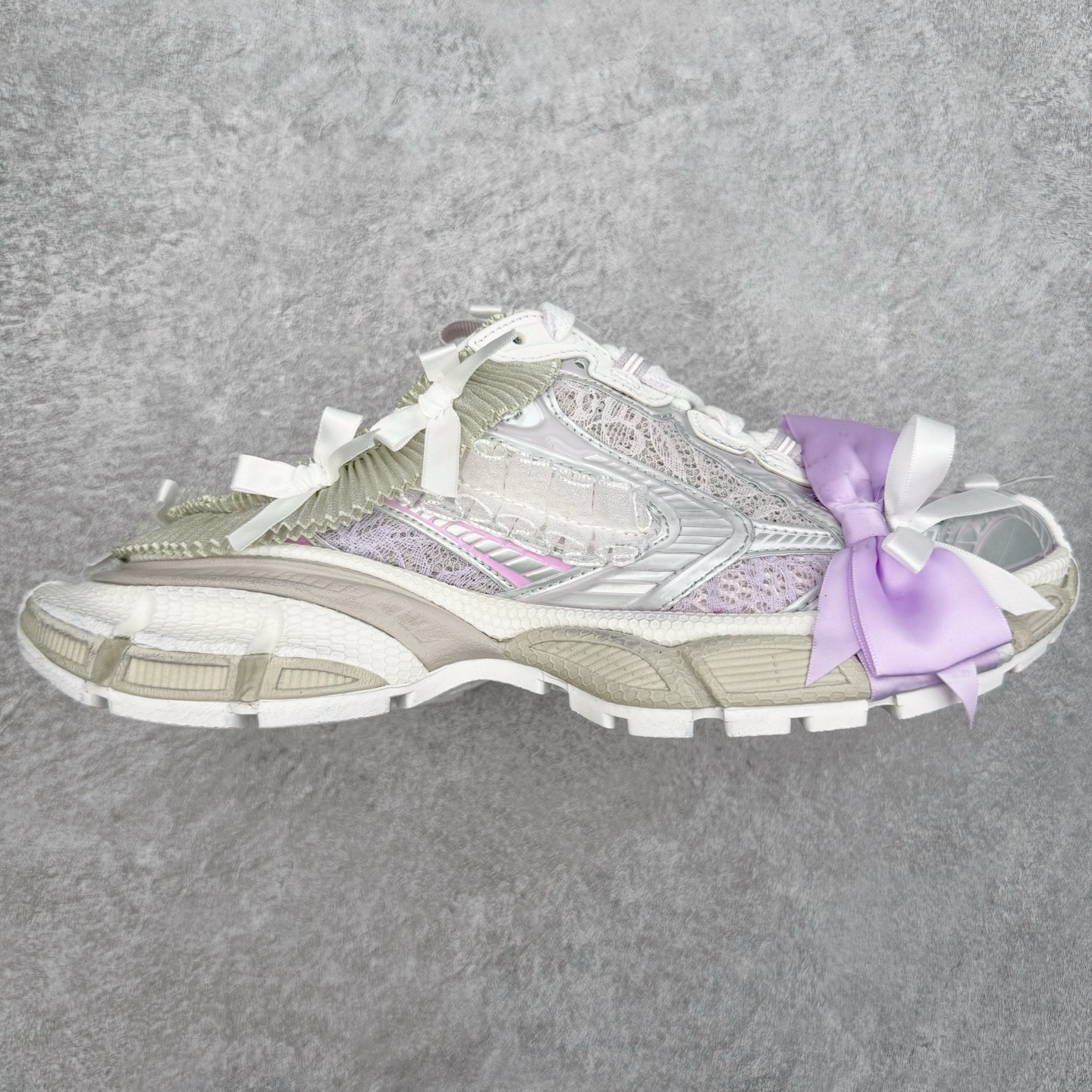 ＃VG零售版 BALENCIAGA 3XL Sneakers 巴黎世家十代网布系带低帮走秀复古老爹鞋包头拖鞋半拖 蕾丝蝴蝶结 全套原纸板楦头开发 最原汁原味的灵魂版型 全鞋荧光划线卡点 胶水把控整洁度追求极致完美 每一双都是工艺品 多重QC质检 超越公司货的品控标准 实实在在的免检产品 原盒原配 正确字体电绣 粗细、位置、大小正确 侧边TPU 透气孔匹配意产原版 正确分离大底 TPU软底 原版一致大底LOGO 立体感十足 原厂皮料水洗做旧 采购原厂网纱 不含皮革 网布材料和聚氨酯 磨损效果 鞋头边缘和后帮 Balenciaga 徽标 鞋面和后跟凸印尺码 鞋舌 3XL 橡胶品牌标识和反光细节 鞋帮拉袢和鞋舌拉祥 配反光细节 备用鞋带在鞋履前侧 可在穿着前取下 便于不同造型搭配 正常尺码 尺码：35 36 37 38 39 40 41 42 43 44 45 46-选品中心