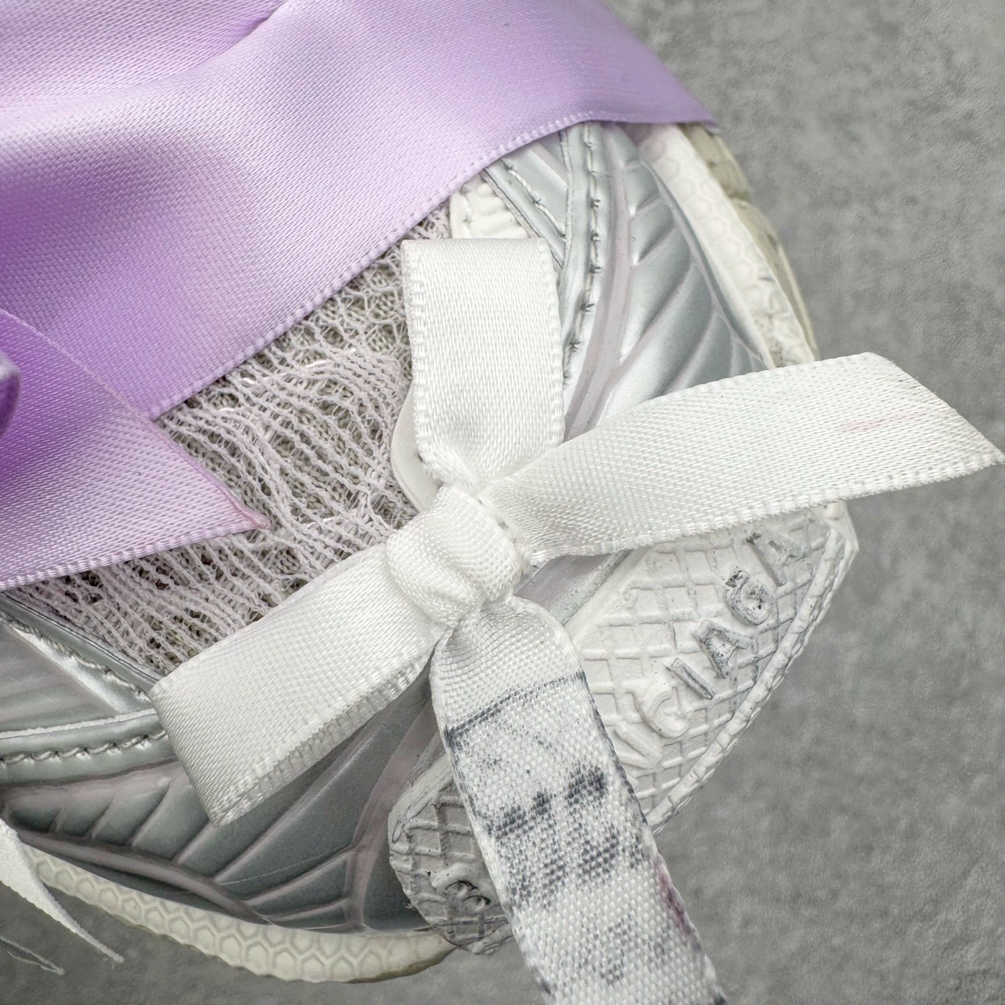 图片[19]-＃VG零售版 BALENCIAGA 3XL Sneakers 巴黎世家十代网布系带低帮走秀复古老爹鞋包头拖鞋半拖 蕾丝蝴蝶结 全套原纸板楦头开发 最原汁原味的灵魂版型 全鞋荧光划线卡点 胶水把控整洁度追求极致完美 每一双都是工艺品 多重QC质检 超越公司货的品控标准 实实在在的免检产品 原盒原配 正确字体电绣 粗细、位置、大小正确 侧边TPU 透气孔匹配意产原版 正确分离大底 TPU软底 原版一致大底LOGO 立体感十足 原厂皮料水洗做旧 采购原厂网纱 不含皮革 网布材料和聚氨酯 磨损效果 鞋头边缘和后帮 Balenciaga 徽标 鞋面和后跟凸印尺码 鞋舌 3XL 橡胶品牌标识和反光细节 鞋帮拉袢和鞋舌拉祥 配反光细节 备用鞋带在鞋履前侧 可在穿着前取下 便于不同造型搭配 正常尺码 尺码：35 36 37 38 39 40 41 42 43 44 45 46-选品中心