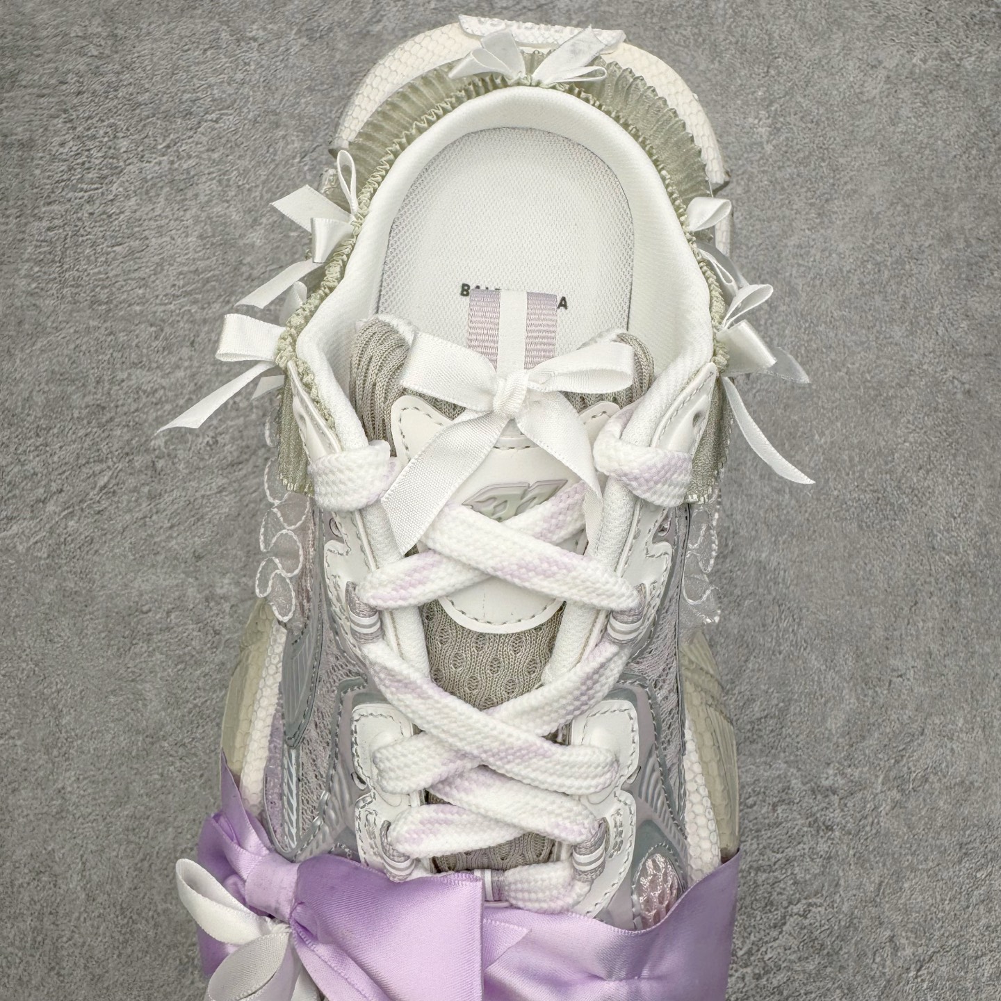 图片[7]-＃VG零售版 BALENCIAGA 3XL Sneakers 巴黎世家十代网布系带低帮走秀复古老爹鞋包头拖鞋半拖 蕾丝蝴蝶结 全套原纸板楦头开发 最原汁原味的灵魂版型 全鞋荧光划线卡点 胶水把控整洁度追求极致完美 每一双都是工艺品 多重QC质检 超越公司货的品控标准 实实在在的免检产品 原盒原配 正确字体电绣 粗细、位置、大小正确 侧边TPU 透气孔匹配意产原版 正确分离大底 TPU软底 原版一致大底LOGO 立体感十足 原厂皮料水洗做旧 采购原厂网纱 不含皮革 网布材料和聚氨酯 磨损效果 鞋头边缘和后帮 Balenciaga 徽标 鞋面和后跟凸印尺码 鞋舌 3XL 橡胶品牌标识和反光细节 鞋帮拉袢和鞋舌拉祥 配反光细节 备用鞋带在鞋履前侧 可在穿着前取下 便于不同造型搭配 正常尺码 尺码：35 36 37 38 39 40 41 42 43 44 45 46-选品中心