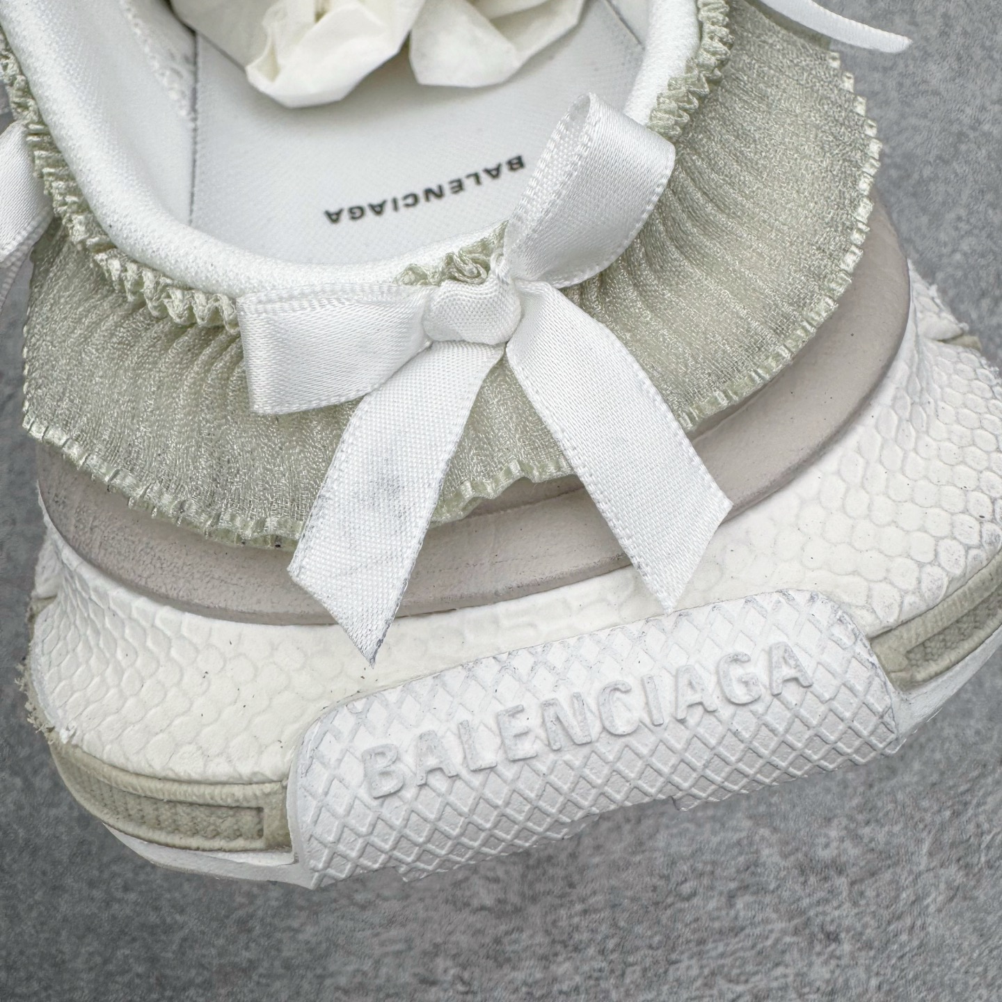图片[14]-＃VG零售版 BALENCIAGA 3XL Sneakers 巴黎世家十代网布系带低帮走秀复古老爹鞋包头拖鞋半拖 蕾丝蝴蝶结 全套原纸板楦头开发 最原汁原味的灵魂版型 全鞋荧光划线卡点 胶水把控整洁度追求极致完美 每一双都是工艺品 多重QC质检 超越公司货的品控标准 实实在在的免检产品 原盒原配 正确字体电绣 粗细、位置、大小正确 侧边TPU 透气孔匹配意产原版 正确分离大底 TPU软底 原版一致大底LOGO 立体感十足 原厂皮料水洗做旧 采购原厂网纱 不含皮革 网布材料和聚氨酯 磨损效果 鞋头边缘和后帮 Balenciaga 徽标 鞋面和后跟凸印尺码 鞋舌 3XL 橡胶品牌标识和反光细节 鞋帮拉袢和鞋舌拉祥 配反光细节 备用鞋带在鞋履前侧 可在穿着前取下 便于不同造型搭配 正常尺码 尺码：35 36 37 38 39 40 41 42 43 44 45 46-选品中心