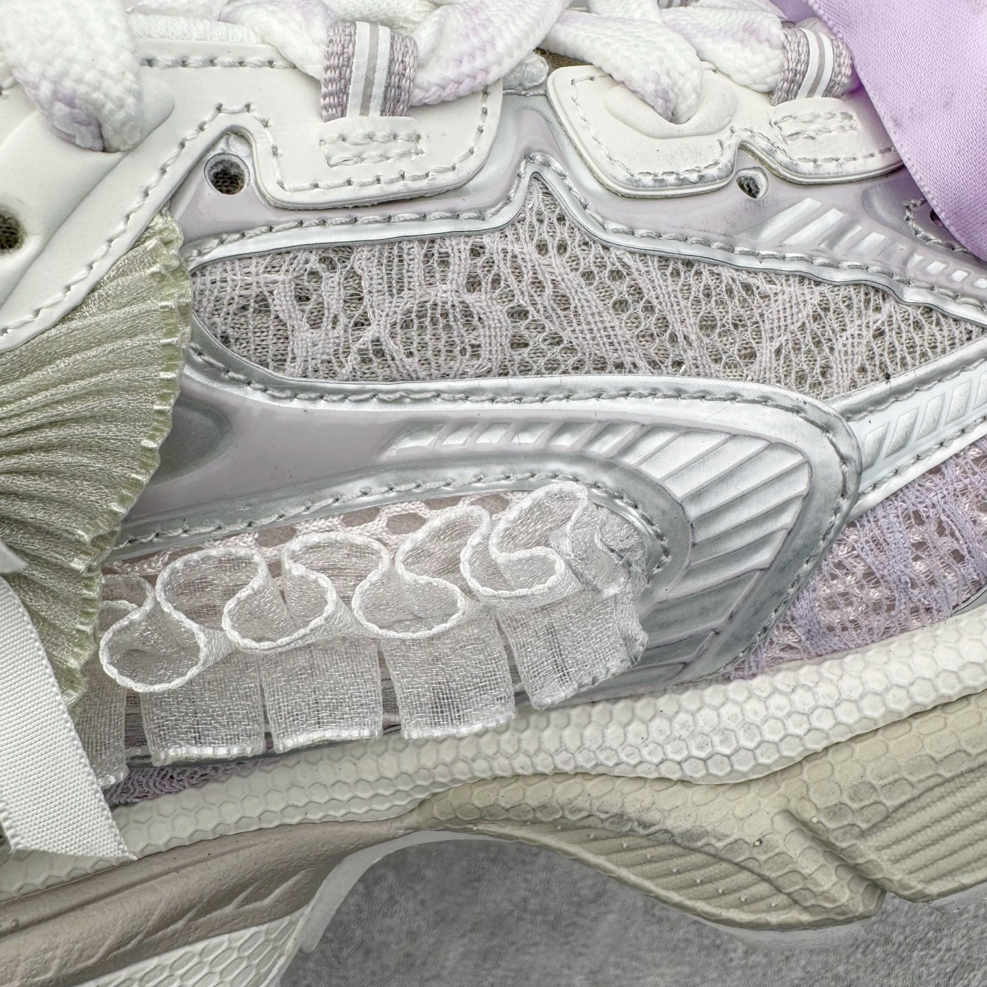 图片[16]-＃VG零售版 BALENCIAGA 3XL Sneakers 巴黎世家十代网布系带低帮走秀复古老爹鞋包头拖鞋半拖 蕾丝蝴蝶结 全套原纸板楦头开发 最原汁原味的灵魂版型 全鞋荧光划线卡点 胶水把控整洁度追求极致完美 每一双都是工艺品 多重QC质检 超越公司货的品控标准 实实在在的免检产品 原盒原配 正确字体电绣 粗细、位置、大小正确 侧边TPU 透气孔匹配意产原版 正确分离大底 TPU软底 原版一致大底LOGO 立体感十足 原厂皮料水洗做旧 采购原厂网纱 不含皮革 网布材料和聚氨酯 磨损效果 鞋头边缘和后帮 Balenciaga 徽标 鞋面和后跟凸印尺码 鞋舌 3XL 橡胶品牌标识和反光细节 鞋帮拉袢和鞋舌拉祥 配反光细节 备用鞋带在鞋履前侧 可在穿着前取下 便于不同造型搭配 正常尺码 尺码：35 36 37 38 39 40 41 42 43 44 45 46-选品中心