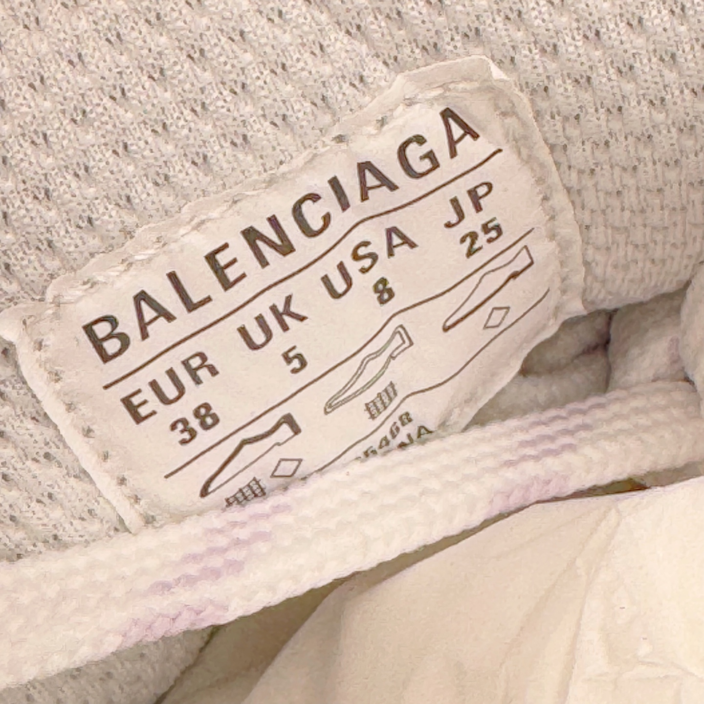 图片[11]-＃VG零售版 BALENCIAGA 3XL Sneakers 巴黎世家十代网布系带低帮走秀复古老爹鞋包头拖鞋半拖 蕾丝蝴蝶结 全套原纸板楦头开发 最原汁原味的灵魂版型 全鞋荧光划线卡点 胶水把控整洁度追求极致完美 每一双都是工艺品 多重QC质检 超越公司货的品控标准 实实在在的免检产品 原盒原配 正确字体电绣 粗细、位置、大小正确 侧边TPU 透气孔匹配意产原版 正确分离大底 TPU软底 原版一致大底LOGO 立体感十足 原厂皮料水洗做旧 采购原厂网纱 不含皮革 网布材料和聚氨酯 磨损效果 鞋头边缘和后帮 Balenciaga 徽标 鞋面和后跟凸印尺码 鞋舌 3XL 橡胶品牌标识和反光细节 鞋帮拉袢和鞋舌拉祥 配反光细节 备用鞋带在鞋履前侧 可在穿着前取下 便于不同造型搭配 正常尺码 尺码：35 36 37 38 39 40 41 42 43 44 45 46-选品中心
