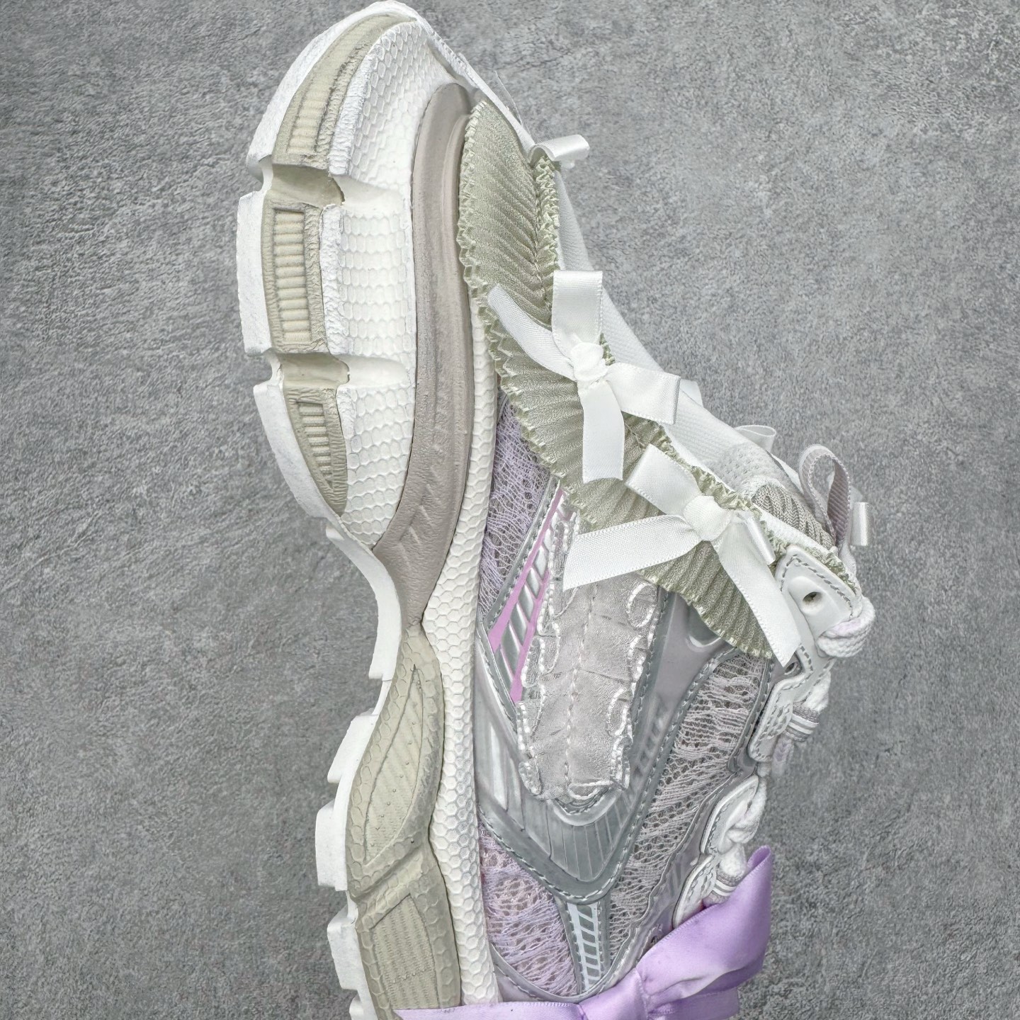 图片[5]-＃VG零售版 BALENCIAGA 3XL Sneakers 巴黎世家十代网布系带低帮走秀复古老爹鞋包头拖鞋半拖 蕾丝蝴蝶结 全套原纸板楦头开发 最原汁原味的灵魂版型 全鞋荧光划线卡点 胶水把控整洁度追求极致完美 每一双都是工艺品 多重QC质检 超越公司货的品控标准 实实在在的免检产品 原盒原配 正确字体电绣 粗细、位置、大小正确 侧边TPU 透气孔匹配意产原版 正确分离大底 TPU软底 原版一致大底LOGO 立体感十足 原厂皮料水洗做旧 采购原厂网纱 不含皮革 网布材料和聚氨酯 磨损效果 鞋头边缘和后帮 Balenciaga 徽标 鞋面和后跟凸印尺码 鞋舌 3XL 橡胶品牌标识和反光细节 鞋帮拉袢和鞋舌拉祥 配反光细节 备用鞋带在鞋履前侧 可在穿着前取下 便于不同造型搭配 正常尺码 尺码：35 36 37 38 39 40 41 42 43 44 45 46-选品中心