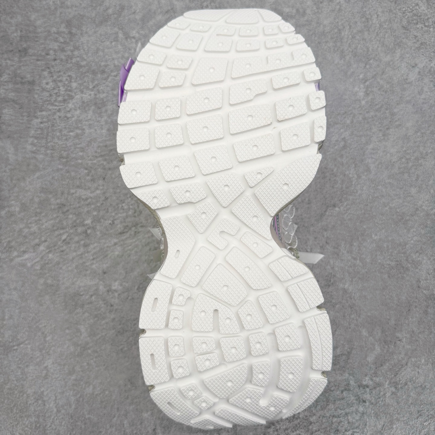 图片[9]-＃VG零售版 BALENCIAGA 3XL Sneakers 巴黎世家十代网布系带低帮走秀复古老爹鞋包头拖鞋半拖 蕾丝蝴蝶结 全套原纸板楦头开发 最原汁原味的灵魂版型 全鞋荧光划线卡点 胶水把控整洁度追求极致完美 每一双都是工艺品 多重QC质检 超越公司货的品控标准 实实在在的免检产品 原盒原配 正确字体电绣 粗细、位置、大小正确 侧边TPU 透气孔匹配意产原版 正确分离大底 TPU软底 原版一致大底LOGO 立体感十足 原厂皮料水洗做旧 采购原厂网纱 不含皮革 网布材料和聚氨酯 磨损效果 鞋头边缘和后帮 Balenciaga 徽标 鞋面和后跟凸印尺码 鞋舌 3XL 橡胶品牌标识和反光细节 鞋帮拉袢和鞋舌拉祥 配反光细节 备用鞋带在鞋履前侧 可在穿着前取下 便于不同造型搭配 正常尺码 尺码：35 36 37 38 39 40 41 42 43 44 45 46-选品中心