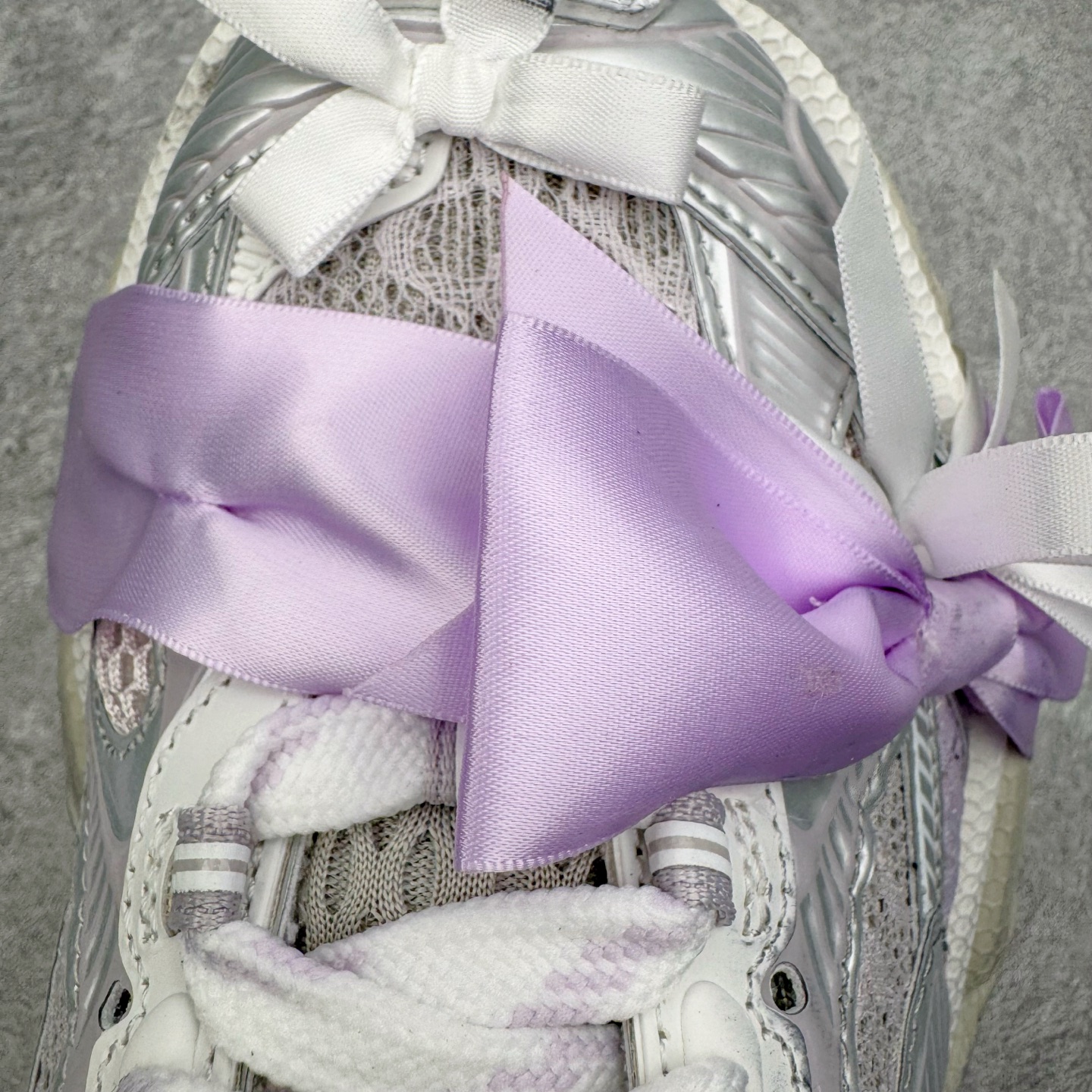 图片[17]-＃VG零售版 BALENCIAGA 3XL Sneakers 巴黎世家十代网布系带低帮走秀复古老爹鞋包头拖鞋半拖 蕾丝蝴蝶结 全套原纸板楦头开发 最原汁原味的灵魂版型 全鞋荧光划线卡点 胶水把控整洁度追求极致完美 每一双都是工艺品 多重QC质检 超越公司货的品控标准 实实在在的免检产品 原盒原配 正确字体电绣 粗细、位置、大小正确 侧边TPU 透气孔匹配意产原版 正确分离大底 TPU软底 原版一致大底LOGO 立体感十足 原厂皮料水洗做旧 采购原厂网纱 不含皮革 网布材料和聚氨酯 磨损效果 鞋头边缘和后帮 Balenciaga 徽标 鞋面和后跟凸印尺码 鞋舌 3XL 橡胶品牌标识和反光细节 鞋帮拉袢和鞋舌拉祥 配反光细节 备用鞋带在鞋履前侧 可在穿着前取下 便于不同造型搭配 正常尺码 尺码：35 36 37 38 39 40 41 42 43 44 45 46-选品中心