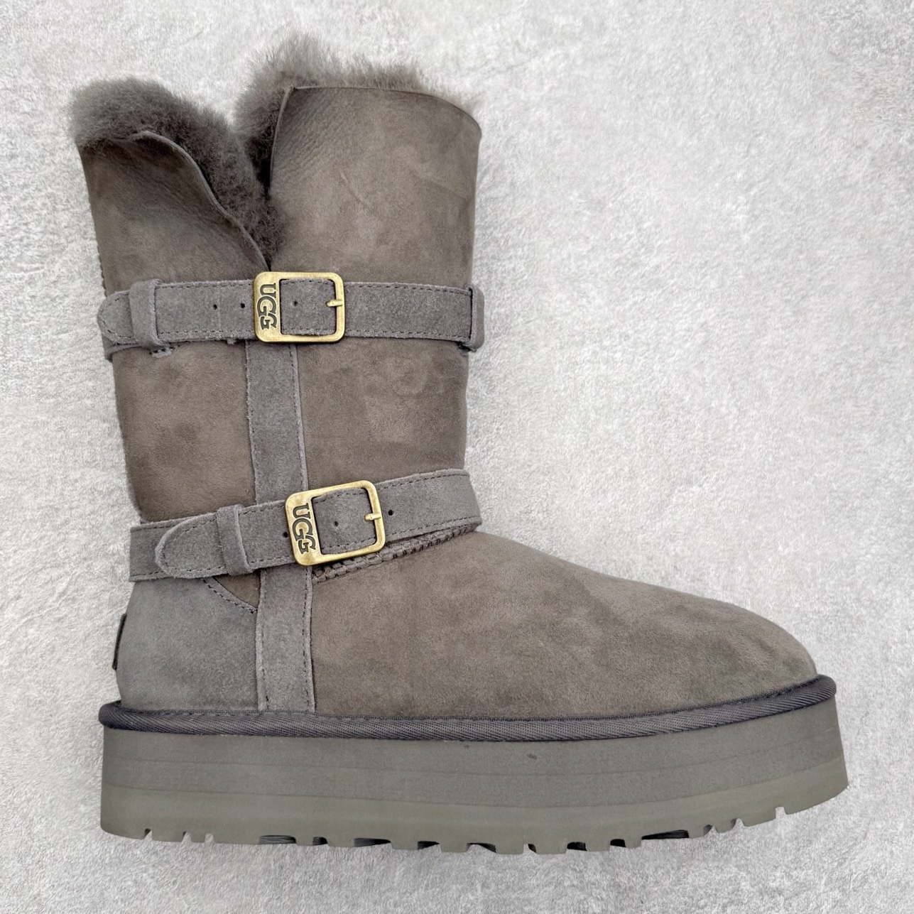 UGG 5971 秋冬羊皮毛一体雪地靴 全鞋采用ZP同厂 隆丰A级澳洲进口羊皮毛一体 品牌代工厂生产线 完全遵循ZP工艺流程 代工厂原厂版师 秉承无原鞋不开发选择 注重每一处细节 市面最正版型 TREADLITE\\\