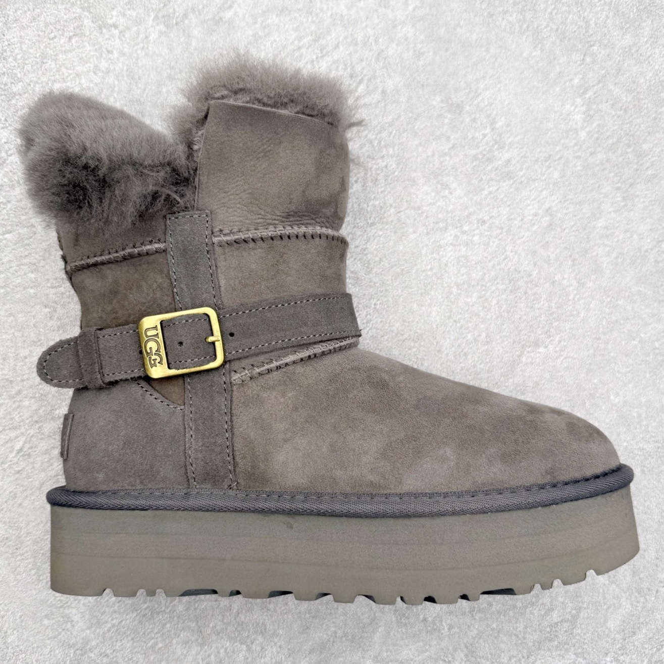 UGG 5971 秋冬羊皮毛一体雪地靴 全鞋采用ZP同厂 隆丰A级澳洲进口羊皮毛一体 品牌代工厂生产线 完全遵循ZP工艺流程 代工厂原厂版师 秉承无原鞋不开发选择 注重每一处细节 市面最正版型 TREADLITE\\\