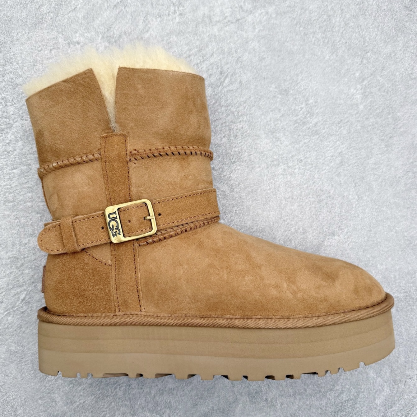 UGG 5971 秋冬羊皮毛一体雪地靴 全鞋采用ZP同厂 隆丰A级澳洲进口羊皮毛一体 品牌代工厂生产线 完全遵循ZP工艺流程 代工厂原厂版师 秉承无原鞋不开发选择 注重每一处细节 市面最正版型 TREADLITE\\\