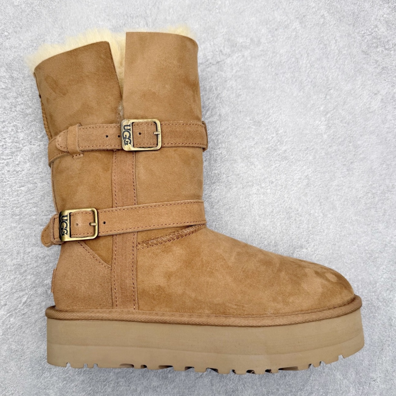 UGG 5971 秋冬羊皮毛一体雪地靴 全鞋采用ZP同厂 隆丰A级澳洲进口羊皮毛一体 品牌代工厂生产线 完全遵循ZP工艺流程 代工厂原厂版师 秉承无原鞋不开发选择 注重每一处细节 市面最正版型 TREADLITE\\\”轻翼\\\”科技外底 轻便/耐用/柔韧/桩型【售后郑重承诺】一个月内若出现重大脱胶/断底等质量问题 直接为您换新！尺码：35 36 37 38 39 40-选品中心