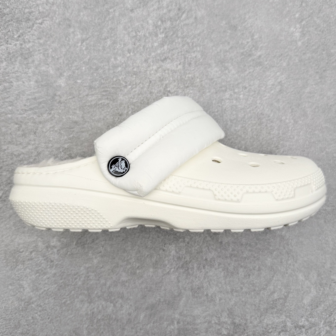 ＃DG莞产 Crocs Baya Clog 卡骆驰经典贝雅简约休闲沙滩洞洞拖鞋凉鞋秋冬加绒款 透明防水袋包装 注意配件需单独购买 超轻Croslite专利材料打造 鞋面更加耐用易清洗 该鞋款轻盈舒适 2002年 经典克骆格诞生 秉承外形简单 穿着舒适的初衷 不断为消费者带来舒适的穿着体验 穿出“趣”味 鞋面洞洞可搭彰显个性的智必星 一鞋两穿 可调节式后跟带增添鞋身的稳固性能 放前面变成愜意舒适的凉拖 放后面行走跑跳更加稳妥 Croslite ™材料 封闭式细胞树脂 能够在体温作用下自动变形以适应脚部形状 涉水性优秀的同时易于清洁 抓地力强 不易打滑 Crocs的核心理念：轻便 灵活 全方位的舒适感 同步官方尺码：M4（36-37） M5（37-38）M6（38-39）M7（39-40）M8（41-42）M9（42-43）M10（43-44）M11（45-46）-选品中心