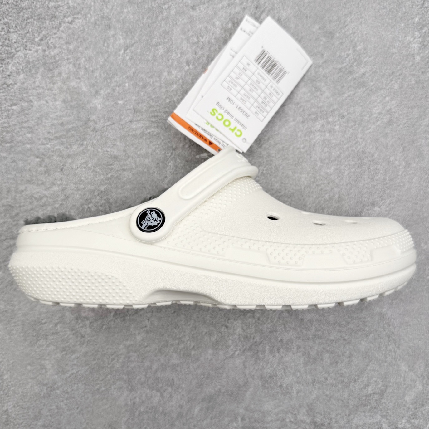 💰130 ＃DG莞产 Crocs Baya Clog 卡骆驰经典贝雅简约休闲沙滩洞洞拖鞋凉鞋秋冬加绒款 透明防水袋包装 注意配件需单独购买 超轻Croslite专利材料打造 鞋面更加耐用易清洗 该鞋款轻盈舒适 2002年 经典克骆格诞生 秉承外形简单 穿着舒适的初衷 不断为消费者带来舒适的穿着体验 穿出“趣”味 鞋面洞洞可搭彰显个性的智必星 一鞋两穿 可调节式后跟带增添鞋身的稳固性能 放前面变成愜意舒适的凉拖 放后面行走跑跳更加稳妥 Croslite ™材料 封闭式细胞树脂 能够在体温作用下自动变形以适应脚部形状 涉水性优秀的同时易于清洁 抓地力强 不易打滑 Crocs的核心理念：轻便 灵活 全方位的舒适感 同步官方尺码：M4（36-37） M5（37-38）M6（38-39）M7（39-40）M8（41-42）M9（42-43）M10（43-44）M11（45-46） 编码：by1936080