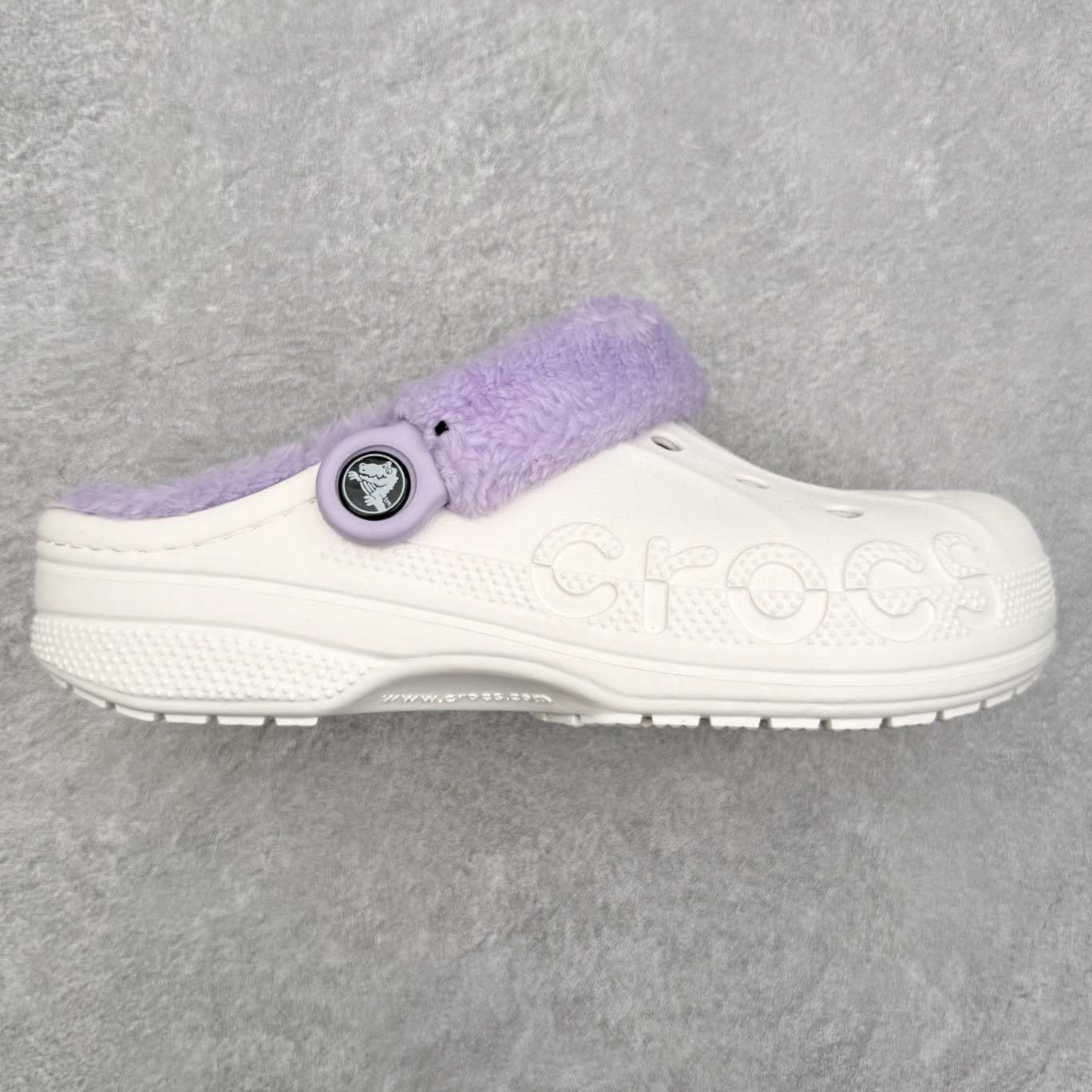 ＃DG莞产 Crocs Baya Clog 卡骆驰经典贝雅简约休闲沙滩洞洞拖鞋凉鞋秋冬加绒款 透明防水袋包装 注意配件需单独购买 超轻Croslite专利材料打造 鞋面更加耐用易清洗 该鞋款轻盈舒适 2002年 经典克骆格诞生 秉承外形简单 穿着舒适的初衷 不断为消费者带来舒适的穿着体验 穿出“趣”味 鞋面洞洞可搭彰显个性的智必星 一鞋两穿 可调节式后跟带增添鞋身的稳固性能 放前面变成愜意舒适的凉拖 放后面行走跑跳更加稳妥 Croslite ™材料 封闭式细胞树脂 能够在体温作用下自动变形以适应脚部形状 涉水性优秀的同时易于清洁 抓地力强 不易打滑 Crocs的核心理念：轻便 灵活 全方位的舒适感 同步官方尺码：M4（36-37） M5（37-38）M6（38-39）M7（39-40）M8（41-42）M9（42-43）M10（43-44）M11（45-46）-选品中心