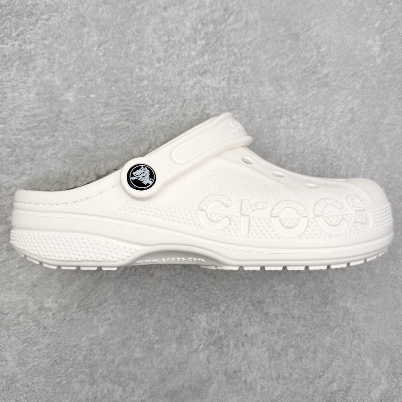 ＃DG莞产 Crocs Baya Clog 卡骆驰经典贝雅简约休闲沙滩洞洞拖鞋凉鞋秋冬加绒款 透明防水袋包装 注意配件需单独购买 超轻Croslite专利材料打造 鞋面更加耐用易清洗 该鞋款轻盈舒适 2002年 经典克骆格诞生 秉承外形简单 穿着舒适的初衷 不断为消费者带来舒适的穿着体验 穿出“趣”味 鞋面洞洞可搭彰显个性的智必星 一鞋两穿 可调节式后跟带增添鞋身的稳固性能 放前面变成愜意舒适的凉拖 放后面行走跑跳更加稳妥 Croslite ™材料 封闭式细胞树脂 能够在体温作用下自动变形以适应脚部形状 涉水性优秀的同时易于清洁 抓地力强 不易打滑 Crocs的核心理念：轻便 灵活 全方位的舒适感 同步官方尺码：M4（36-37） M5（37-38）M6（38-39）M7（39-40）M8（41-42）M9（42-43）M10（43-44）M11（45-46）-选品中心