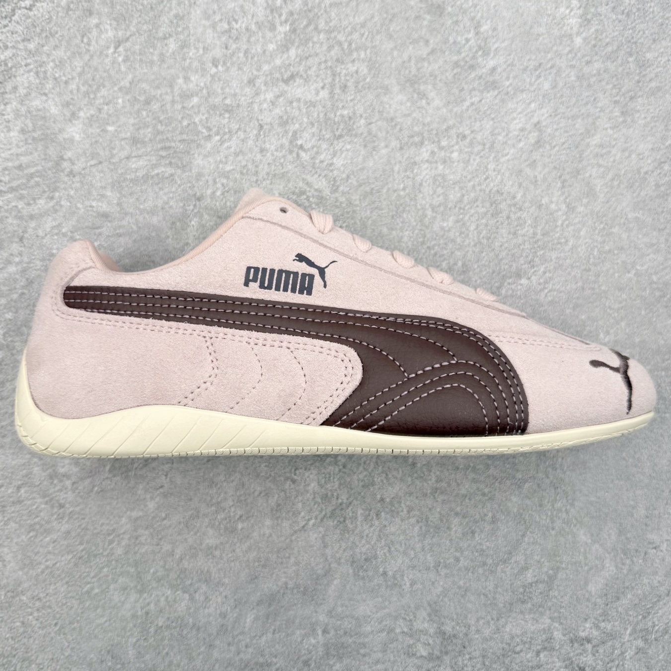 ＃CS纯原 PUMA Speedca OG 彪马极速赛车系列低帮德训风拼接复古百搭休闲运动赛车鞋 鞋款从80、90年代赛车手所穿的防火赛车鞋为原型，鞋身线条模仿了赛车的流线廓形，体现了空气动力学原理的结构。简约流畅的外观，恰好又和贯穿其中的Formstrip Logo融合恰到好处，视觉上细节丰富且协调。本次Speedcat OG鞋款归来，最大看点自然式保留了窄版鞋型以及薄底构造。这两年各品牌鞋底越做越厚，Speedcat反其道而行之，上脚几乎无鞋底的效果带来耳目一新的视觉体验。鞋面依旧是以质感细腻的麂皮材质打造，并且大面积近乎全包裹的使用，复古味道也愈发浓烈。配色上更是将最原始的黑色和红色带回，向F1赛车队的标志性队服致敬。相信让各位一眼种草的更多是出挑的大红色，上脚即可瞬间点亮整体造型，在以球鞋为核心的OOTD中脱颖而出。而另一款黑色则是低调的万金油，彰显新潮个性的同时又不喧宾夺主，也是热爱简约系穿搭朋友的首选。 尺码：35.5 36 37 37.5 38 38.5 39 40 40.5 41 42 42.5 43 44 44.5 45-选品中心