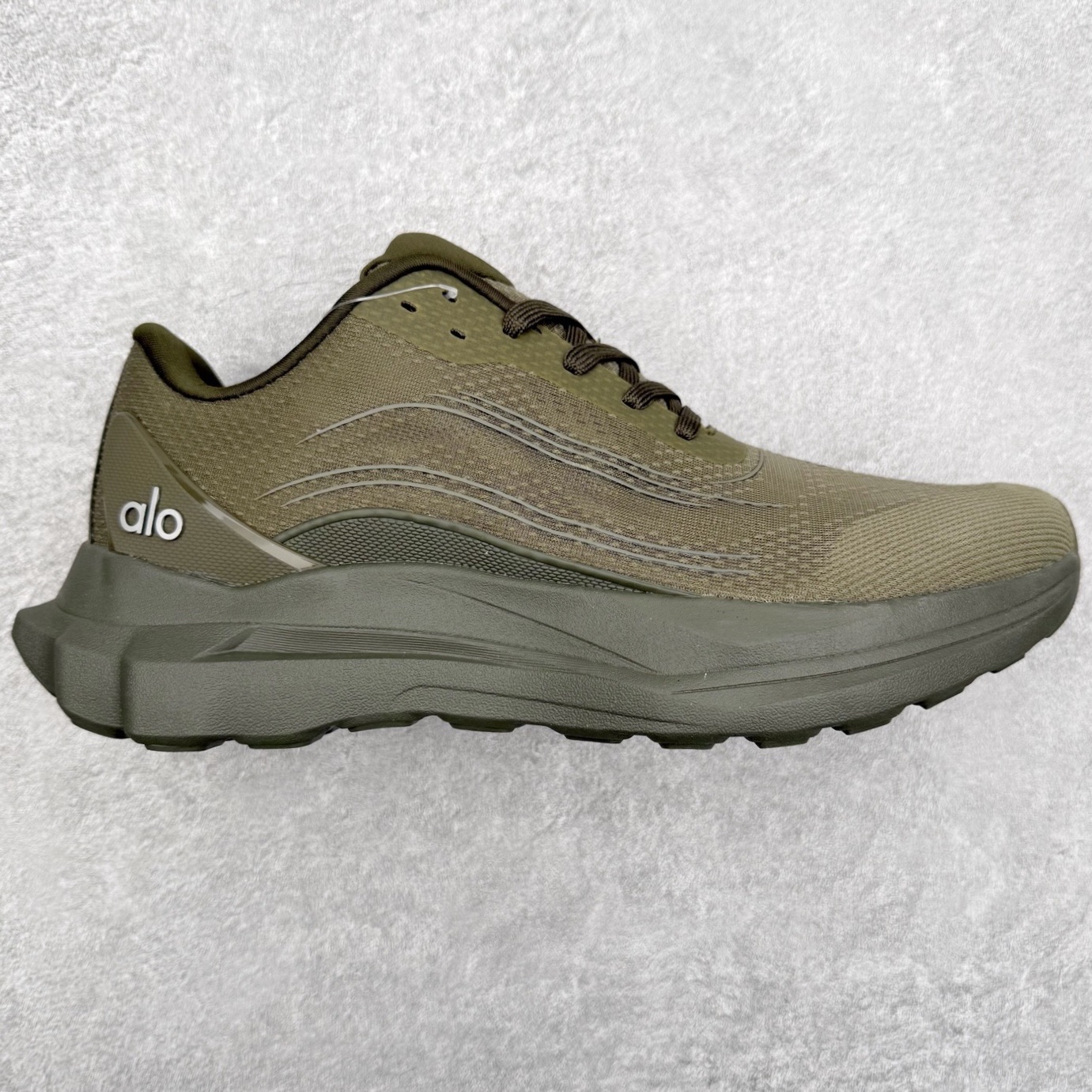 Alo yoga Alo Runner 舒适百搭防滑耐磨低帮跑步鞋 Alo Yoga于2007年创立于洛杉矶，意在传播有意识的运动，同时激发人们的健康意识与创造力。品牌的核心理念在于制作能够带来完美体验的瑜伽服饰与功能性单品，让有意识的运动触入并改变生活。Alo Yoga将其设计延伸到日常服饰概念，坚持不懈地捕捉当代时尚潮流，将品牌的运动美学理念、精致前卫的设计与舒适功能面料完美结合。与此同时，Alo Yoga的设计受到了时尚界人士与名人们的追捧，Talor Swift、Kendall Jenner等街拍照片中都曾出现品牌不同单品的身影。尺码：36 36.5 37.5 38 38.5 39 40 40.5 41 42 42.5 43 44 44.5 45-选品中心