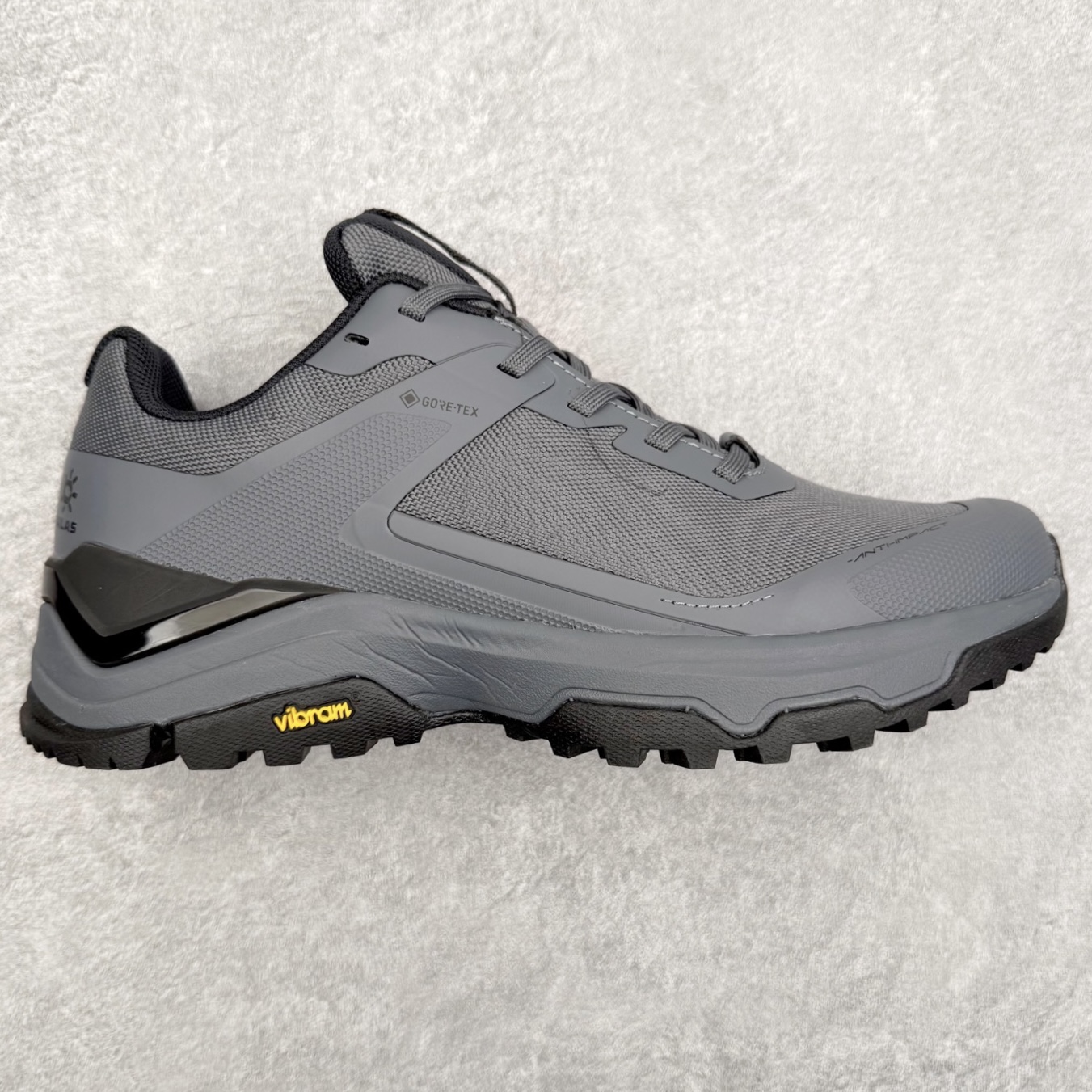 ＃K版 KAILAS 凯乐石 界山户外运动舒适时尚防滑透气低帮登山徒步鞋 KAILAS凯乐石品牌是全球三大全系攀登品牌之一，于2003年创立于中国广州，致力于为有攀登梦想的户外运动员及爱好者，研发制造功能性专业装备，满足他们在极限环境下安全舒适的需求，凯乐石专注于科技面料的开发及专业功能设计，产品线覆盖登山、攀岩、徒步、越野跑山、露营、旅行等多项户外运动，通过运动员的测试反馈，不断进化迭代，产品荣获国内外大奖71座，发明专利21个，更突破性的自主研发攀登器械，打造出中国的攀登硬实力。实拍调校N版已经零色差零失真 百分百还原实物色彩所见即所得 不存在货不对板色差等低级问题 选购参考实物拍摄 不混卖不参货 只用心做好货严格选品 承诺混一赔十 尺码：36 36.5 37.5 38 38.5 39 40 40.5 41 42 42.5 43 44 44.5 45-选品中心