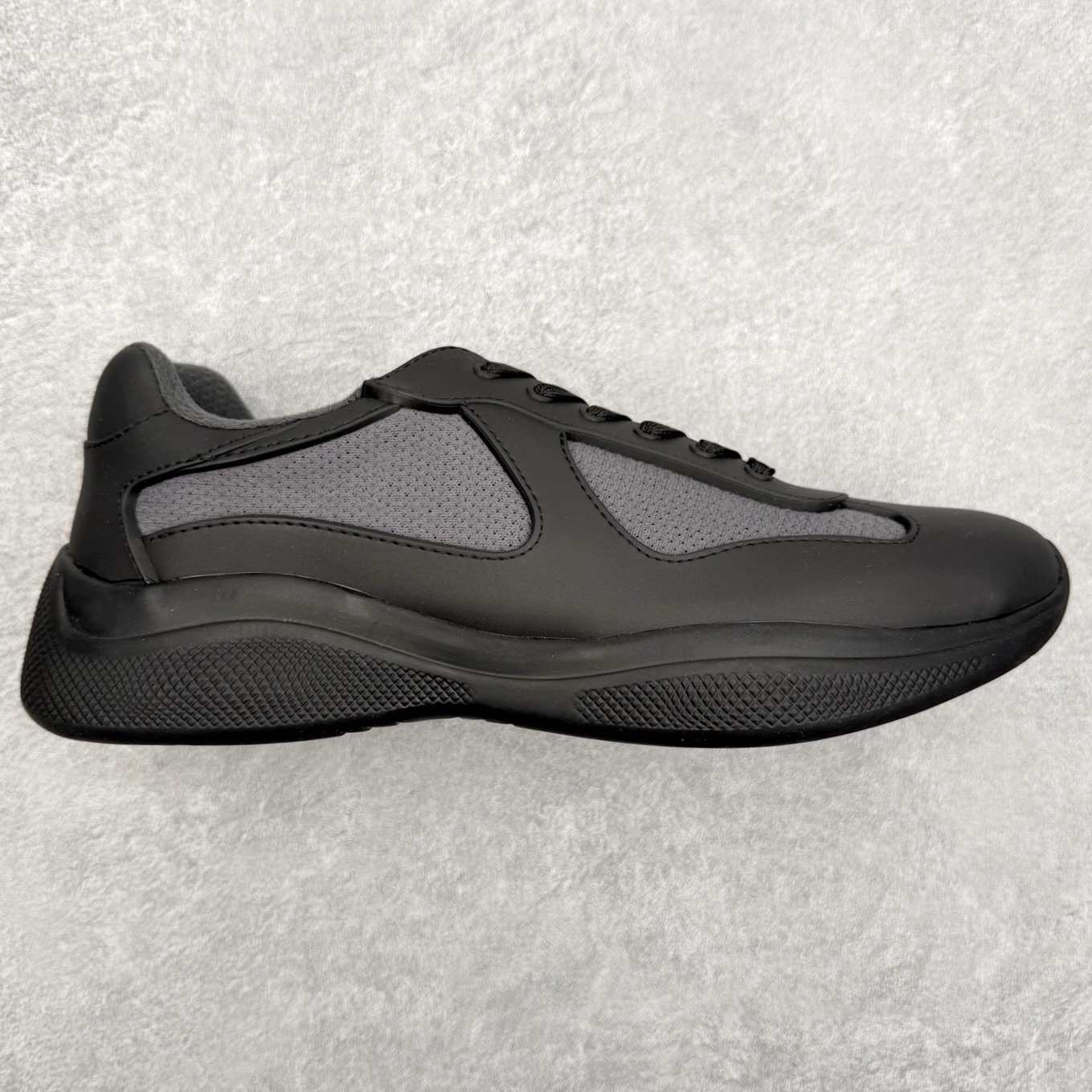 Prada America\'s Cup 普拉达 运动鞋经过重新设计 全新面料和颜色为它注入新的当代精神 这款航海风系带运动鞋 最初在上世纪90年代为LunaRossa船员设计 现在以彩色橡胶和Bike织物重新演绎 Prada LineaRossa徽标彰显经典态度 尺码：36 37 38 39 40 41 42 43 44 45 46 47-选品中心