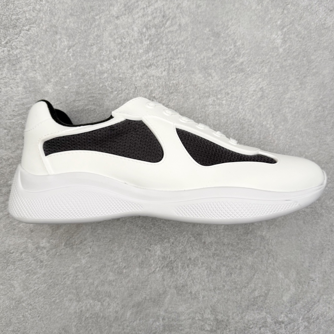 Prada America\'s Cup 普拉达 运动鞋经过重新设计 全新面料和颜色为它注入新的当代精神 这款航海风系带运动鞋 最初在上世纪90年代为LunaRossa船员设计 现在以彩色橡胶和Bike织物重新演绎 Prada LineaRossa徽标彰显经典态度 尺码：36 37 38 39 40 41 42 43 44 45 46 47-选品中心