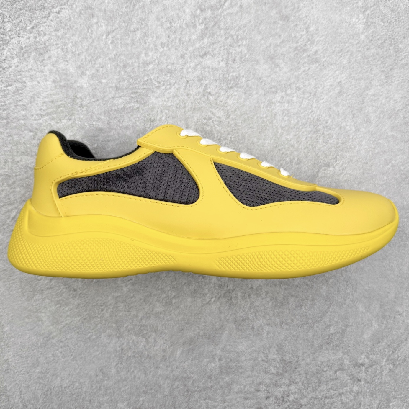 Prada America\'s Cup 普拉达 运动鞋经过重新设计 全新面料和颜色为它注入新的当代精神 这款航海风系带运动鞋 最初在上世纪90年代为LunaRossa船员设计 现在以彩色橡胶和Bike织物重新演绎 Prada LineaRossa徽标彰显经典态度 尺码：36 37 38 39 40 41 42 43 44 45 46 47-选品中心