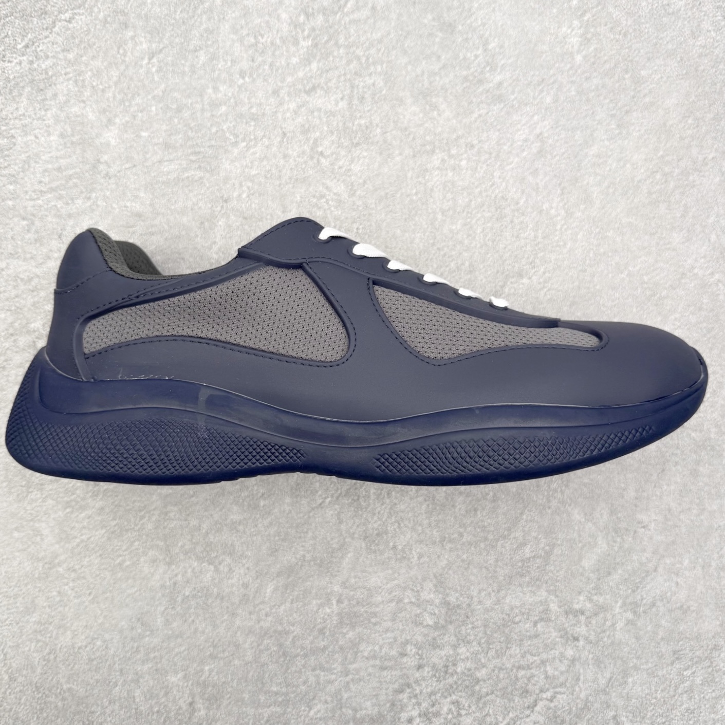 Prada America\'s Cup 普拉达 运动鞋经过重新设计 全新面料和颜色为它注入新的当代精神 这款航海风系带运动鞋 最初在上世纪90年代为LunaRossa船员设计 现在以彩色橡胶和Bike织物重新演绎 Prada LineaRossa徽标彰显经典态度 尺码：36 37 38 39 40 41 42 43 44 45 46 47-选品中心