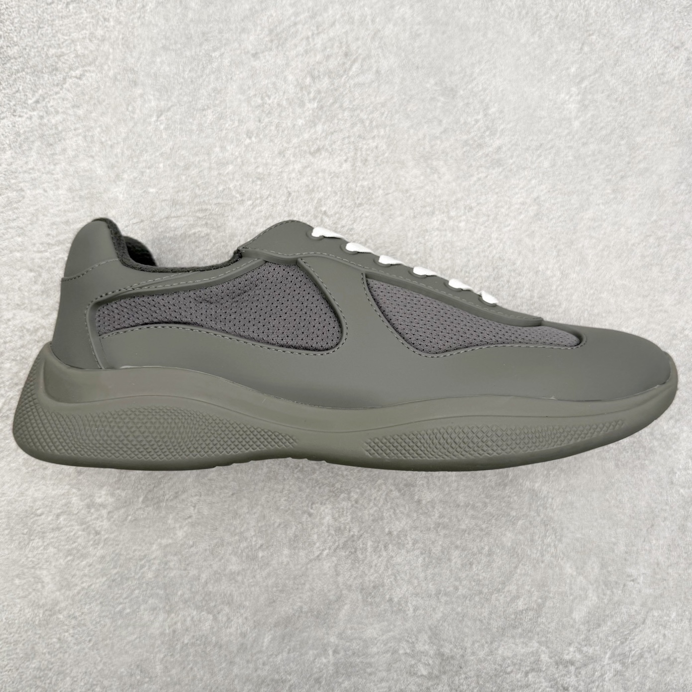 Prada America\'s Cup 普拉达 运动鞋经过重新设计 全新面料和颜色为它注入新的当代精神 这款航海风系带运动鞋 最初在上世纪90年代为LunaRossa船员设计 现在以彩色橡胶和Bike织物重新演绎 Prada LineaRossa徽标彰显经典态度 尺码：36 37 38 39 40 41 42 43 44 45 46 47-选品中心