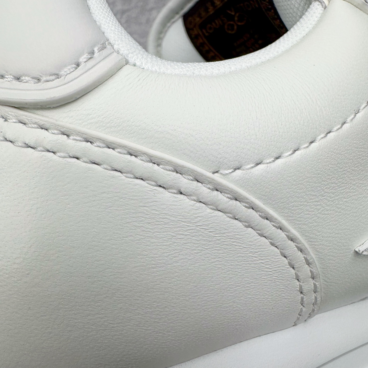 图片[17]-＃M纯原 LOUIS VUITTON x Nigo lv联名款 Buttersoft 牛皮革羊皮革 FW25 图案压纹 圆头系带 低帮 生活休闲鞋 男女同款 白色 外贸零售特供批次 2023全新纸板数据 印花高频效果碾压市面 市售天花板产物 耗时半年巨作 全套原厂新版原纸板楦头开发 原厂特供皮料加持 市场所有版本中综合最强的货品 GD实力大厂出品 全网最全配色更新最快 最成熟的做工稳定的品控 完美鞋型超高的清洁度 零毛边线头瑕疵 全套原楦原纸版原鞋开模 全网最具灵魂的版型 正确原装黄色鞋盒 正确中底印花 鞋面印花3D高频深度立体 全鞋电脑针车 紧密相连 针距密度一致 环保乳胶注塑鞋垫 厚度脚感还原原版 皮面裁剪部位 统一油边封口工艺 原装橡胶大底含胶量大底组合零偏差 专柜全套包装 防尘袋 说明书 质保卡 男女鞋 尺码：35 36 37 38 39 40 41 42 43 44 45-选品中心