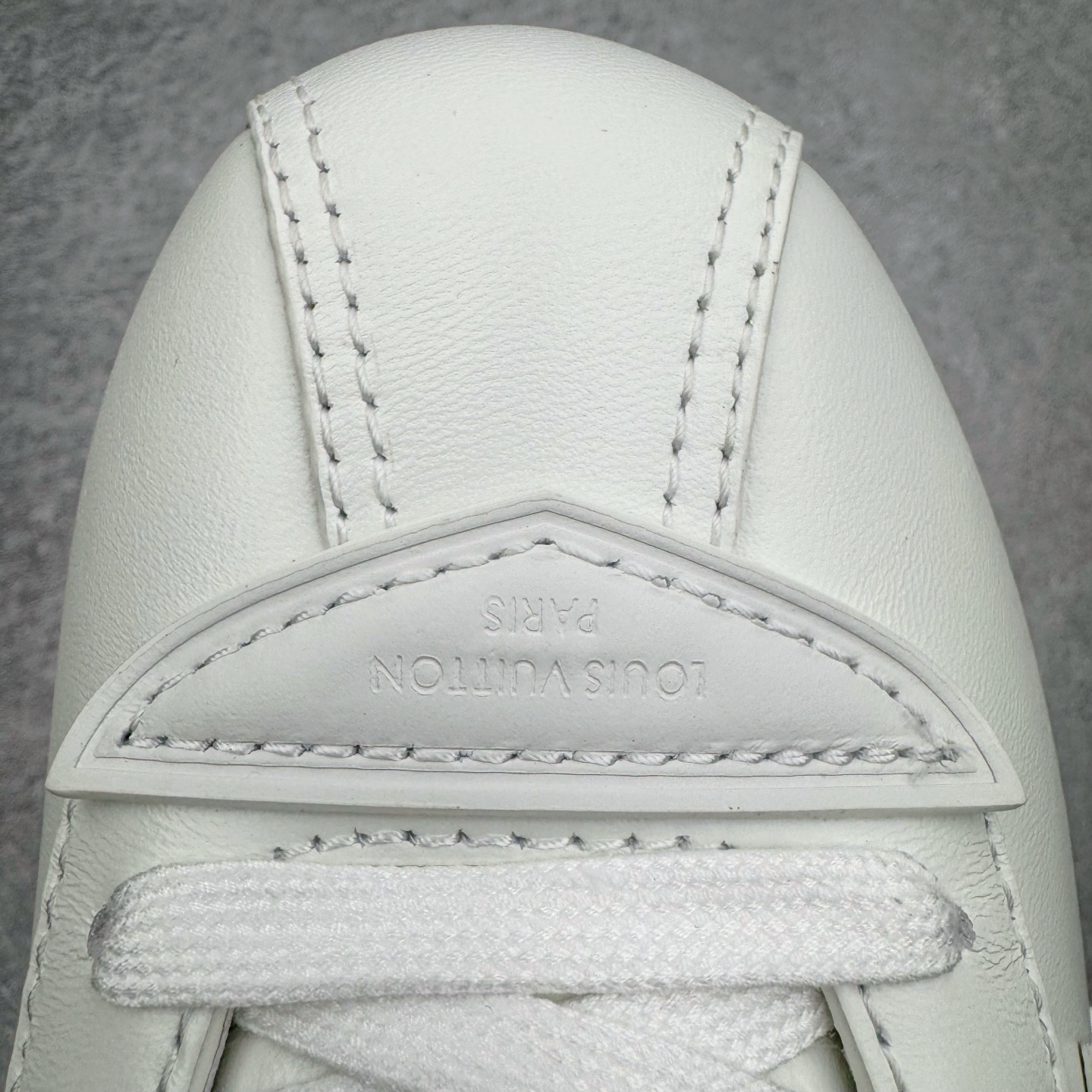 图片[15]-＃M纯原 LOUIS VUITTON x Nigo lv联名款 Buttersoft 牛皮革羊皮革 FW25 图案压纹 圆头系带 低帮 生活休闲鞋 男女同款 白色 外贸零售特供批次 2023全新纸板数据 印花高频效果碾压市面 市售天花板产物 耗时半年巨作 全套原厂新版原纸板楦头开发 原厂特供皮料加持 市场所有版本中综合最强的货品 GD实力大厂出品 全网最全配色更新最快 最成熟的做工稳定的品控 完美鞋型超高的清洁度 零毛边线头瑕疵 全套原楦原纸版原鞋开模 全网最具灵魂的版型 正确原装黄色鞋盒 正确中底印花 鞋面印花3D高频深度立体 全鞋电脑针车 紧密相连 针距密度一致 环保乳胶注塑鞋垫 厚度脚感还原原版 皮面裁剪部位 统一油边封口工艺 原装橡胶大底含胶量大底组合零偏差 专柜全套包装 防尘袋 说明书 质保卡 男女鞋 尺码：35 36 37 38 39 40 41 42 43 44 45-选品中心