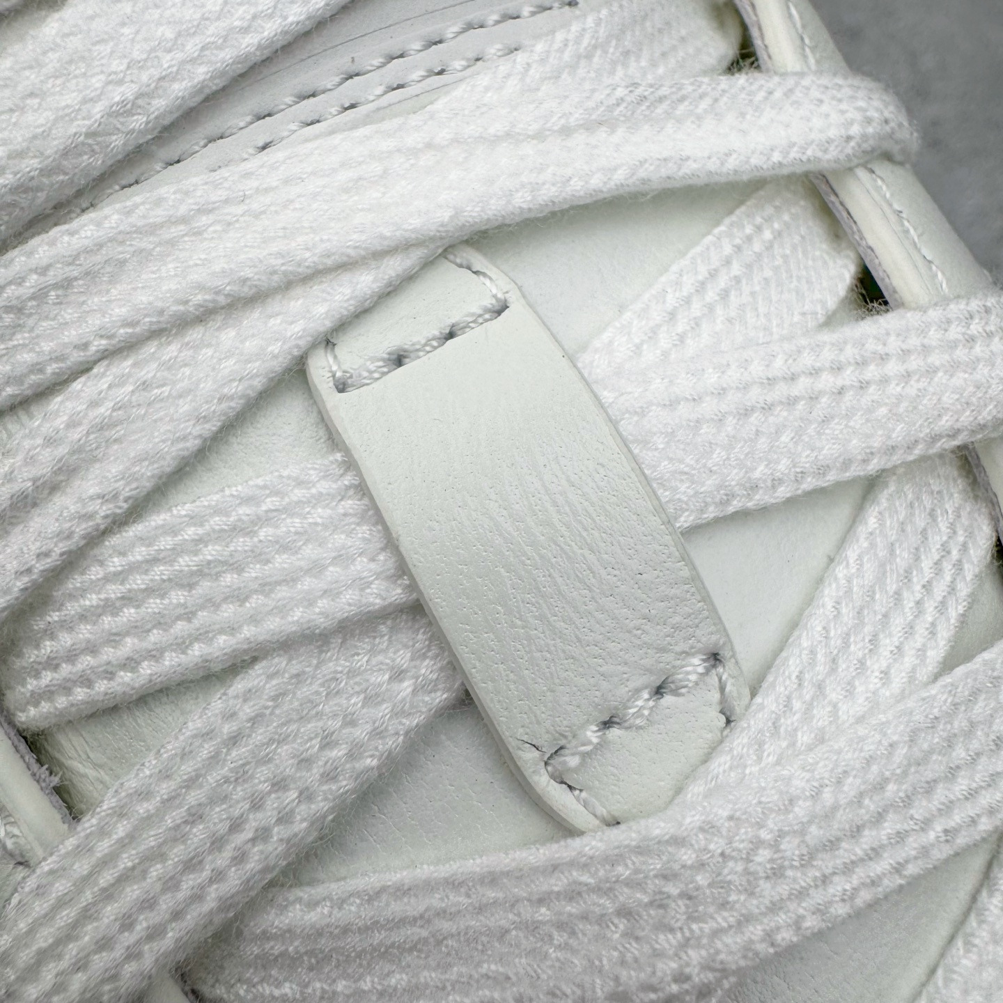 图片[13]-＃M纯原 LOUIS VUITTON x Nigo lv联名款 Buttersoft 牛皮革羊皮革 FW25 图案压纹 圆头系带 低帮 生活休闲鞋 男女同款 白色 外贸零售特供批次 2023全新纸板数据 印花高频效果碾压市面 市售天花板产物 耗时半年巨作 全套原厂新版原纸板楦头开发 原厂特供皮料加持 市场所有版本中综合最强的货品 GD实力大厂出品 全网最全配色更新最快 最成熟的做工稳定的品控 完美鞋型超高的清洁度 零毛边线头瑕疵 全套原楦原纸版原鞋开模 全网最具灵魂的版型 正确原装黄色鞋盒 正确中底印花 鞋面印花3D高频深度立体 全鞋电脑针车 紧密相连 针距密度一致 环保乳胶注塑鞋垫 厚度脚感还原原版 皮面裁剪部位 统一油边封口工艺 原装橡胶大底含胶量大底组合零偏差 专柜全套包装 防尘袋 说明书 质保卡 男女鞋 尺码：35 36 37 38 39 40 41 42 43 44 45-选品中心