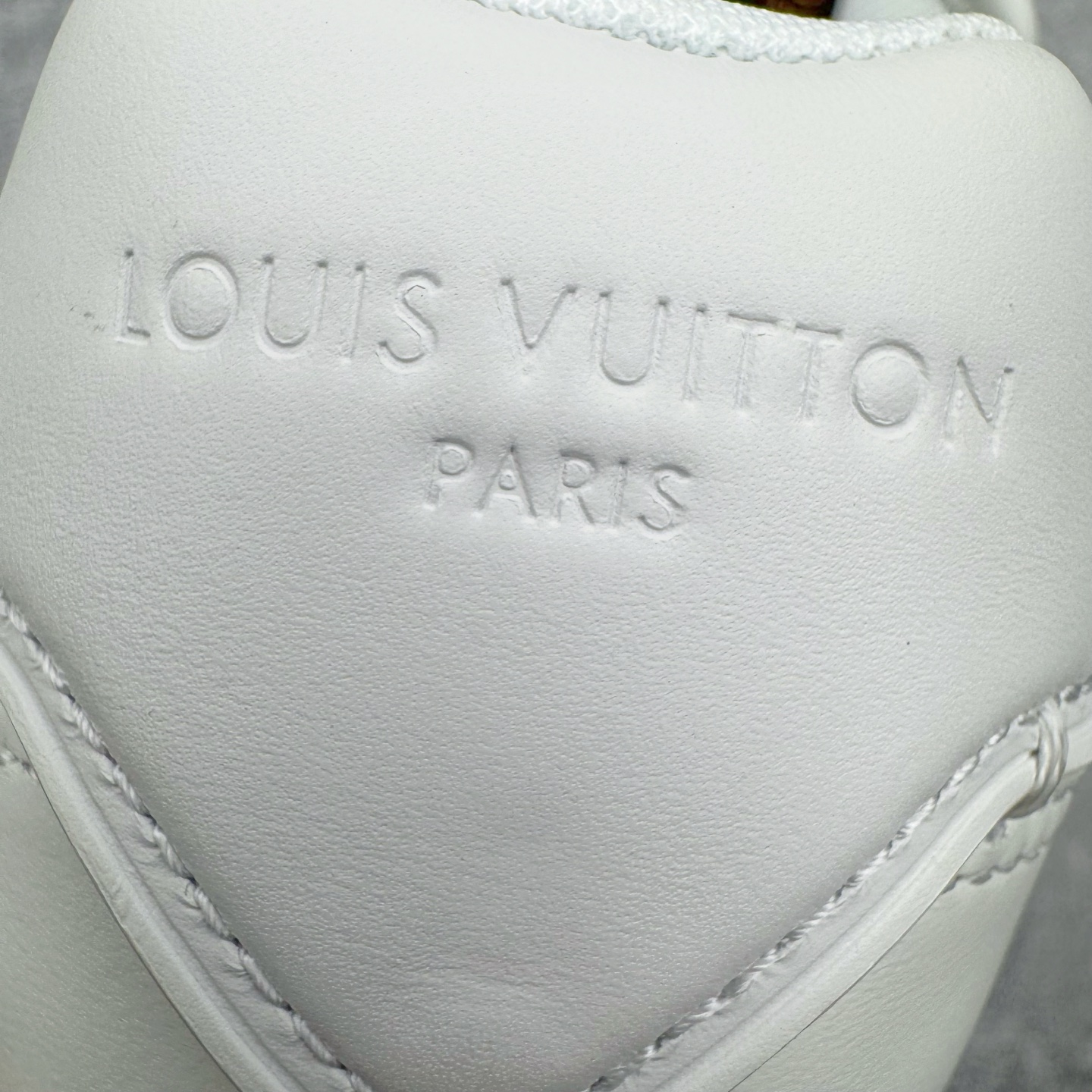 图片[16]-＃M纯原 LOUIS VUITTON x Nigo lv联名款 Buttersoft 牛皮革羊皮革 FW25 图案压纹 圆头系带 低帮 生活休闲鞋 男女同款 白色 外贸零售特供批次 2023全新纸板数据 印花高频效果碾压市面 市售天花板产物 耗时半年巨作 全套原厂新版原纸板楦头开发 原厂特供皮料加持 市场所有版本中综合最强的货品 GD实力大厂出品 全网最全配色更新最快 最成熟的做工稳定的品控 完美鞋型超高的清洁度 零毛边线头瑕疵 全套原楦原纸版原鞋开模 全网最具灵魂的版型 正确原装黄色鞋盒 正确中底印花 鞋面印花3D高频深度立体 全鞋电脑针车 紧密相连 针距密度一致 环保乳胶注塑鞋垫 厚度脚感还原原版 皮面裁剪部位 统一油边封口工艺 原装橡胶大底含胶量大底组合零偏差 专柜全套包装 防尘袋 说明书 质保卡 男女鞋 尺码：35 36 37 38 39 40 41 42 43 44 45-选品中心