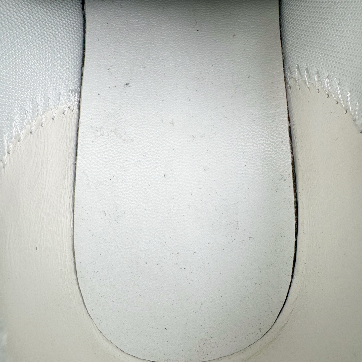 图片[11]-＃M纯原 LOUIS VUITTON x Nigo lv联名款 Buttersoft 牛皮革羊皮革 FW25 图案压纹 圆头系带 低帮 生活休闲鞋 男女同款 白色 外贸零售特供批次 2023全新纸板数据 印花高频效果碾压市面 市售天花板产物 耗时半年巨作 全套原厂新版原纸板楦头开发 原厂特供皮料加持 市场所有版本中综合最强的货品 GD实力大厂出品 全网最全配色更新最快 最成熟的做工稳定的品控 完美鞋型超高的清洁度 零毛边线头瑕疵 全套原楦原纸版原鞋开模 全网最具灵魂的版型 正确原装黄色鞋盒 正确中底印花 鞋面印花3D高频深度立体 全鞋电脑针车 紧密相连 针距密度一致 环保乳胶注塑鞋垫 厚度脚感还原原版 皮面裁剪部位 统一油边封口工艺 原装橡胶大底含胶量大底组合零偏差 专柜全套包装 防尘袋 说明书 质保卡 男女鞋 尺码：35 36 37 38 39 40 41 42 43 44 45-选品中心