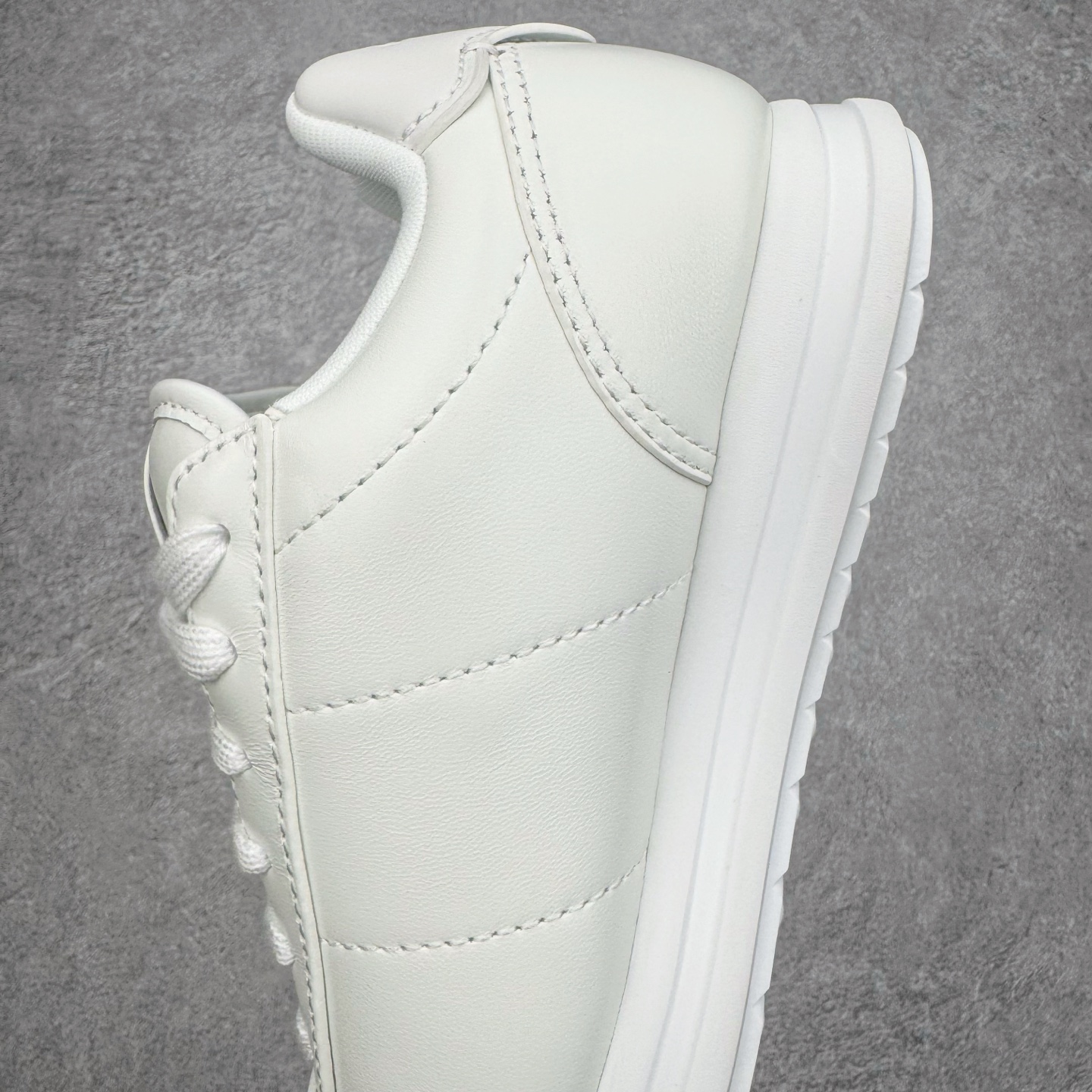 图片[7]-＃M纯原 LOUIS VUITTON x Nigo lv联名款 Buttersoft 牛皮革羊皮革 FW25 图案压纹 圆头系带 低帮 生活休闲鞋 男女同款 白色 外贸零售特供批次 2023全新纸板数据 印花高频效果碾压市面 市售天花板产物 耗时半年巨作 全套原厂新版原纸板楦头开发 原厂特供皮料加持 市场所有版本中综合最强的货品 GD实力大厂出品 全网最全配色更新最快 最成熟的做工稳定的品控 完美鞋型超高的清洁度 零毛边线头瑕疵 全套原楦原纸版原鞋开模 全网最具灵魂的版型 正确原装黄色鞋盒 正确中底印花 鞋面印花3D高频深度立体 全鞋电脑针车 紧密相连 针距密度一致 环保乳胶注塑鞋垫 厚度脚感还原原版 皮面裁剪部位 统一油边封口工艺 原装橡胶大底含胶量大底组合零偏差 专柜全套包装 防尘袋 说明书 质保卡 男女鞋 尺码：35 36 37 38 39 40 41 42 43 44 45-选品中心