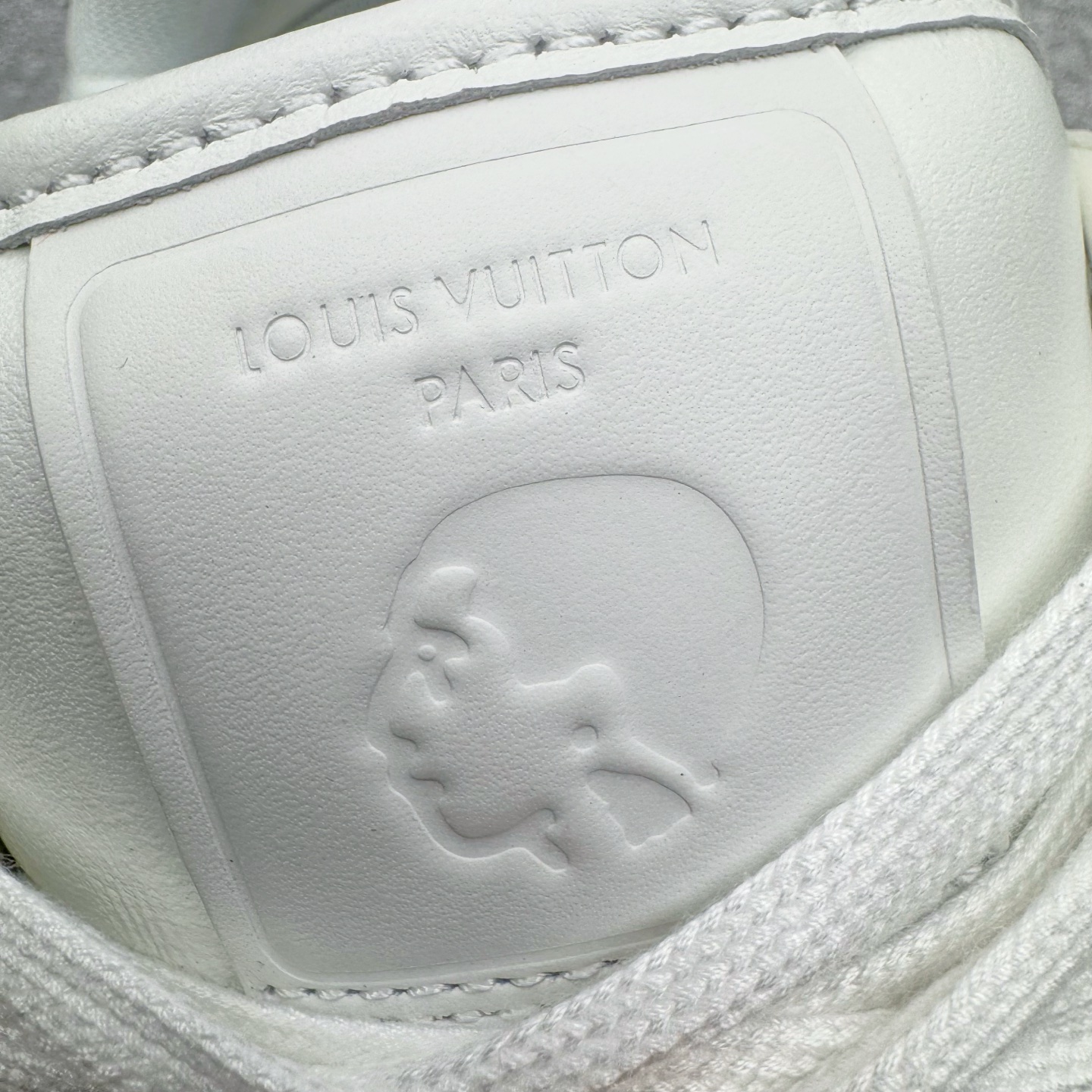 图片[14]-＃M纯原 LOUIS VUITTON x Nigo lv联名款 Buttersoft 牛皮革羊皮革 FW25 图案压纹 圆头系带 低帮 生活休闲鞋 男女同款 白色 外贸零售特供批次 2023全新纸板数据 印花高频效果碾压市面 市售天花板产物 耗时半年巨作 全套原厂新版原纸板楦头开发 原厂特供皮料加持 市场所有版本中综合最强的货品 GD实力大厂出品 全网最全配色更新最快 最成熟的做工稳定的品控 完美鞋型超高的清洁度 零毛边线头瑕疵 全套原楦原纸版原鞋开模 全网最具灵魂的版型 正确原装黄色鞋盒 正确中底印花 鞋面印花3D高频深度立体 全鞋电脑针车 紧密相连 针距密度一致 环保乳胶注塑鞋垫 厚度脚感还原原版 皮面裁剪部位 统一油边封口工艺 原装橡胶大底含胶量大底组合零偏差 专柜全套包装 防尘袋 说明书 质保卡 男女鞋 尺码：35 36 37 38 39 40 41 42 43 44 45-选品中心