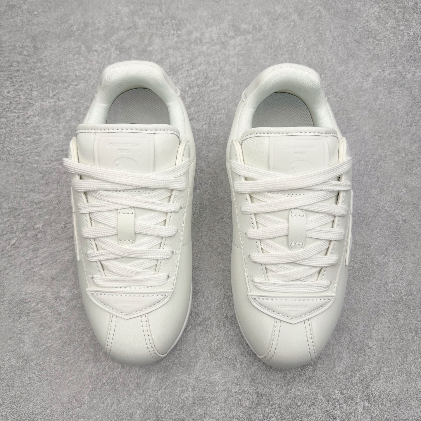 图片[2]-＃M纯原 LOUIS VUITTON x Nigo lv联名款 Buttersoft 牛皮革羊皮革 FW25 图案压纹 圆头系带 低帮 生活休闲鞋 男女同款 白色 外贸零售特供批次 2023全新纸板数据 印花高频效果碾压市面 市售天花板产物 耗时半年巨作 全套原厂新版原纸板楦头开发 原厂特供皮料加持 市场所有版本中综合最强的货品 GD实力大厂出品 全网最全配色更新最快 最成熟的做工稳定的品控 完美鞋型超高的清洁度 零毛边线头瑕疵 全套原楦原纸版原鞋开模 全网最具灵魂的版型 正确原装黄色鞋盒 正确中底印花 鞋面印花3D高频深度立体 全鞋电脑针车 紧密相连 针距密度一致 环保乳胶注塑鞋垫 厚度脚感还原原版 皮面裁剪部位 统一油边封口工艺 原装橡胶大底含胶量大底组合零偏差 专柜全套包装 防尘袋 说明书 质保卡 男女鞋 尺码：35 36 37 38 39 40 41 42 43 44 45-选品中心