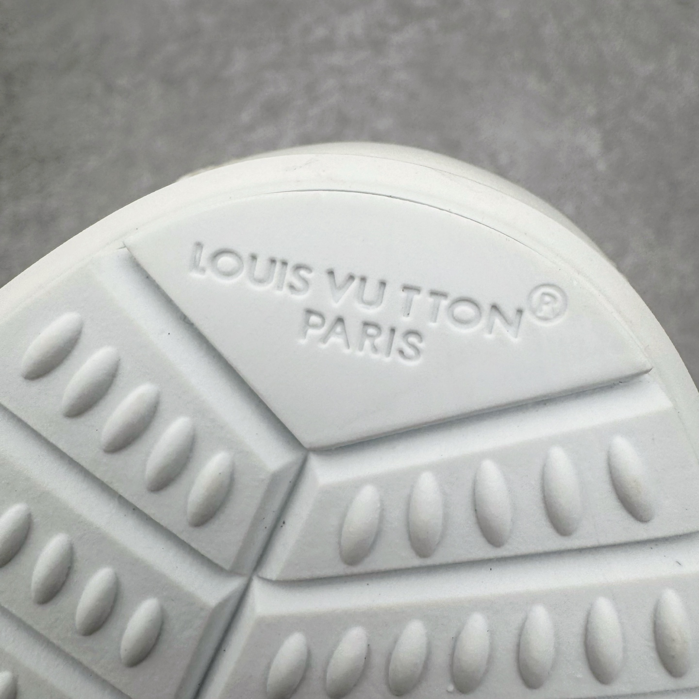 图片[19]-＃M纯原 LOUIS VUITTON x Nigo lv联名款 Buttersoft 牛皮革羊皮革 FW25 图案压纹 圆头系带 低帮 生活休闲鞋 男女同款 白色 外贸零售特供批次 2023全新纸板数据 印花高频效果碾压市面 市售天花板产物 耗时半年巨作 全套原厂新版原纸板楦头开发 原厂特供皮料加持 市场所有版本中综合最强的货品 GD实力大厂出品 全网最全配色更新最快 最成熟的做工稳定的品控 完美鞋型超高的清洁度 零毛边线头瑕疵 全套原楦原纸版原鞋开模 全网最具灵魂的版型 正确原装黄色鞋盒 正确中底印花 鞋面印花3D高频深度立体 全鞋电脑针车 紧密相连 针距密度一致 环保乳胶注塑鞋垫 厚度脚感还原原版 皮面裁剪部位 统一油边封口工艺 原装橡胶大底含胶量大底组合零偏差 专柜全套包装 防尘袋 说明书 质保卡 男女鞋 尺码：35 36 37 38 39 40 41 42 43 44 45-选品中心