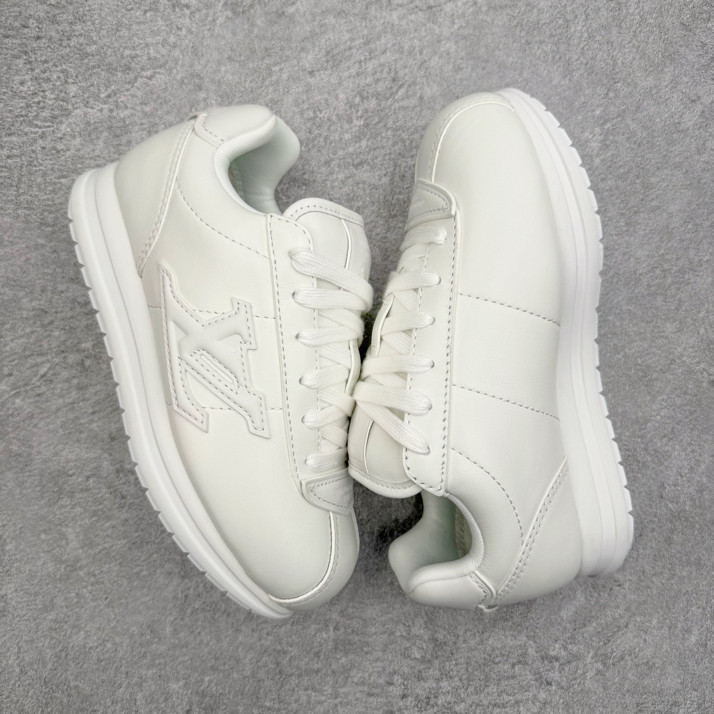 图片[3]-＃M纯原 LOUIS VUITTON x Nigo lv联名款 Buttersoft 牛皮革羊皮革 FW25 图案压纹 圆头系带 低帮 生活休闲鞋 男女同款 白色 外贸零售特供批次 2023全新纸板数据 印花高频效果碾压市面 市售天花板产物 耗时半年巨作 全套原厂新版原纸板楦头开发 原厂特供皮料加持 市场所有版本中综合最强的货品 GD实力大厂出品 全网最全配色更新最快 最成熟的做工稳定的品控 完美鞋型超高的清洁度 零毛边线头瑕疵 全套原楦原纸版原鞋开模 全网最具灵魂的版型 正确原装黄色鞋盒 正确中底印花 鞋面印花3D高频深度立体 全鞋电脑针车 紧密相连 针距密度一致 环保乳胶注塑鞋垫 厚度脚感还原原版 皮面裁剪部位 统一油边封口工艺 原装橡胶大底含胶量大底组合零偏差 专柜全套包装 防尘袋 说明书 质保卡 男女鞋 尺码：35 36 37 38 39 40 41 42 43 44 45-选品中心