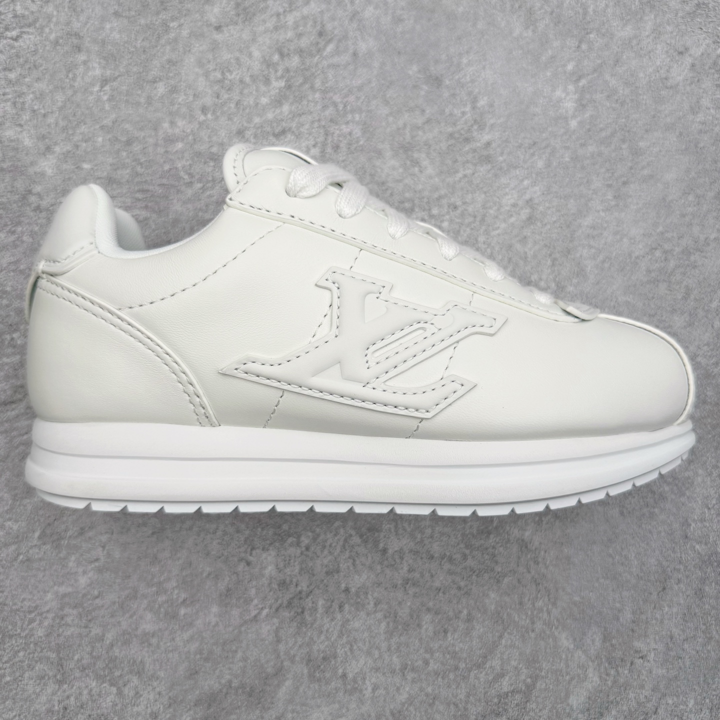 ＃M纯原 LOUIS VUITTON x Nigo lv联名款 Buttersoft 牛皮革羊皮革 FW25 图案压纹 圆头系带 低帮 生活休闲鞋 男女同款 白色 外贸零售特供批次 2023全新纸板数据 印花高频效果碾压市面 市售天花板产物 耗时半年巨作 全套原厂新版原纸板楦头开发 原厂特供皮料加持 市场所有版本中综合最强的货品 GD实力大厂出品 全网最全配色更新最快 最成熟的做工稳定的品控 完美鞋型超高的清洁度 零毛边线头瑕疵 全套原楦原纸版原鞋开模 全网最具灵魂的版型 正确原装黄色鞋盒 正确中底印花 鞋面印花3D高频深度立体 全鞋电脑针车 紧密相连 针距密度一致 环保乳胶注塑鞋垫 厚度脚感还原原版 皮面裁剪部位 统一油边封口工艺 原装橡胶大底含胶量大底组合零偏差 专柜全套包装 防尘袋 说明书 质保卡 男女鞋 尺码：35 36 37 38 39 40 41 42 43 44 45-选品中心