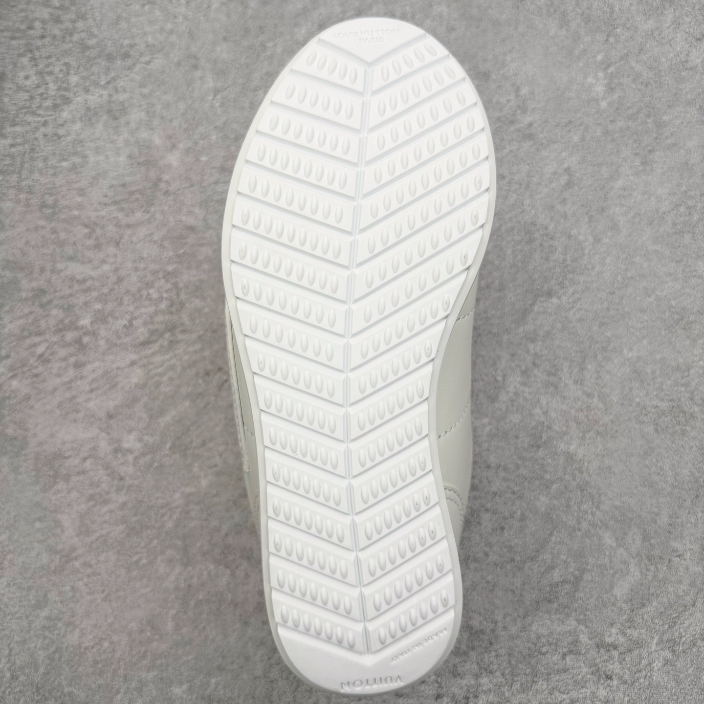 图片[9]-＃M纯原 LOUIS VUITTON x Nigo lv联名款 Buttersoft 牛皮革羊皮革 FW25 图案压纹 圆头系带 低帮 生活休闲鞋 男女同款 白色 外贸零售特供批次 2023全新纸板数据 印花高频效果碾压市面 市售天花板产物 耗时半年巨作 全套原厂新版原纸板楦头开发 原厂特供皮料加持 市场所有版本中综合最强的货品 GD实力大厂出品 全网最全配色更新最快 最成熟的做工稳定的品控 完美鞋型超高的清洁度 零毛边线头瑕疵 全套原楦原纸版原鞋开模 全网最具灵魂的版型 正确原装黄色鞋盒 正确中底印花 鞋面印花3D高频深度立体 全鞋电脑针车 紧密相连 针距密度一致 环保乳胶注塑鞋垫 厚度脚感还原原版 皮面裁剪部位 统一油边封口工艺 原装橡胶大底含胶量大底组合零偏差 专柜全套包装 防尘袋 说明书 质保卡 男女鞋 尺码：35 36 37 38 39 40 41 42 43 44 45-选品中心